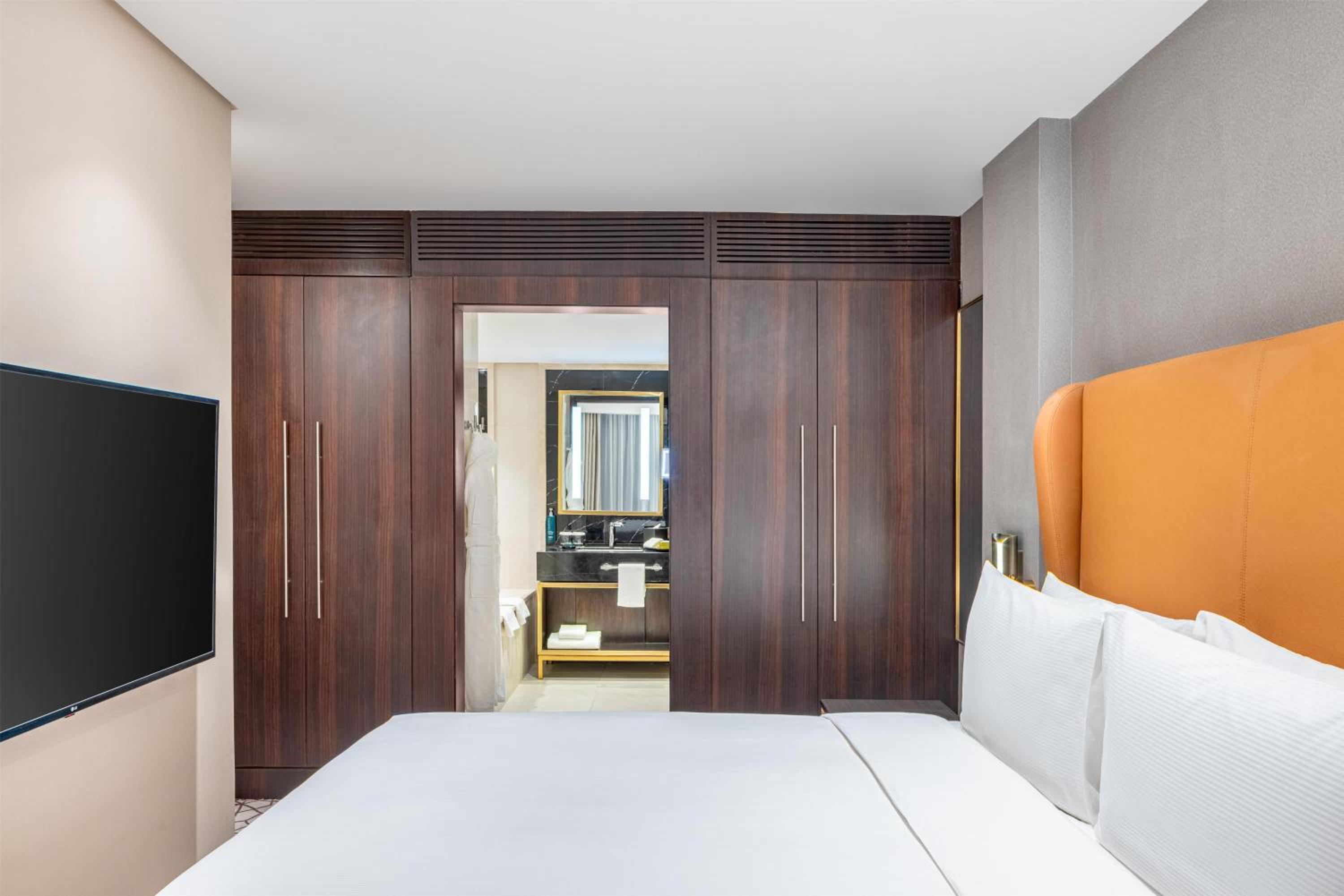 One-Bedroom Residential Suite with Lounge Access