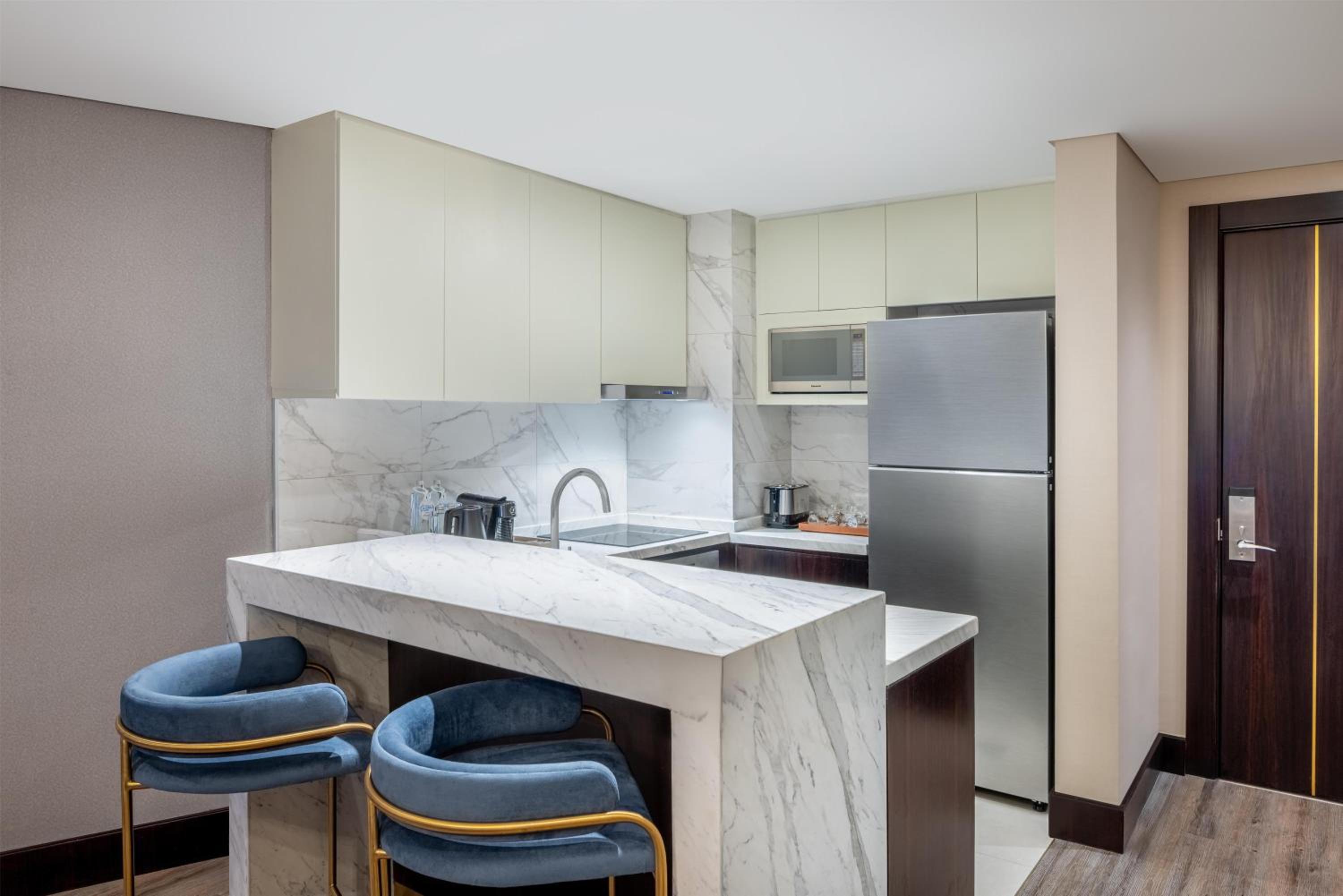One-Bedroom Residential Suite with Lounge Access thumbnail 6