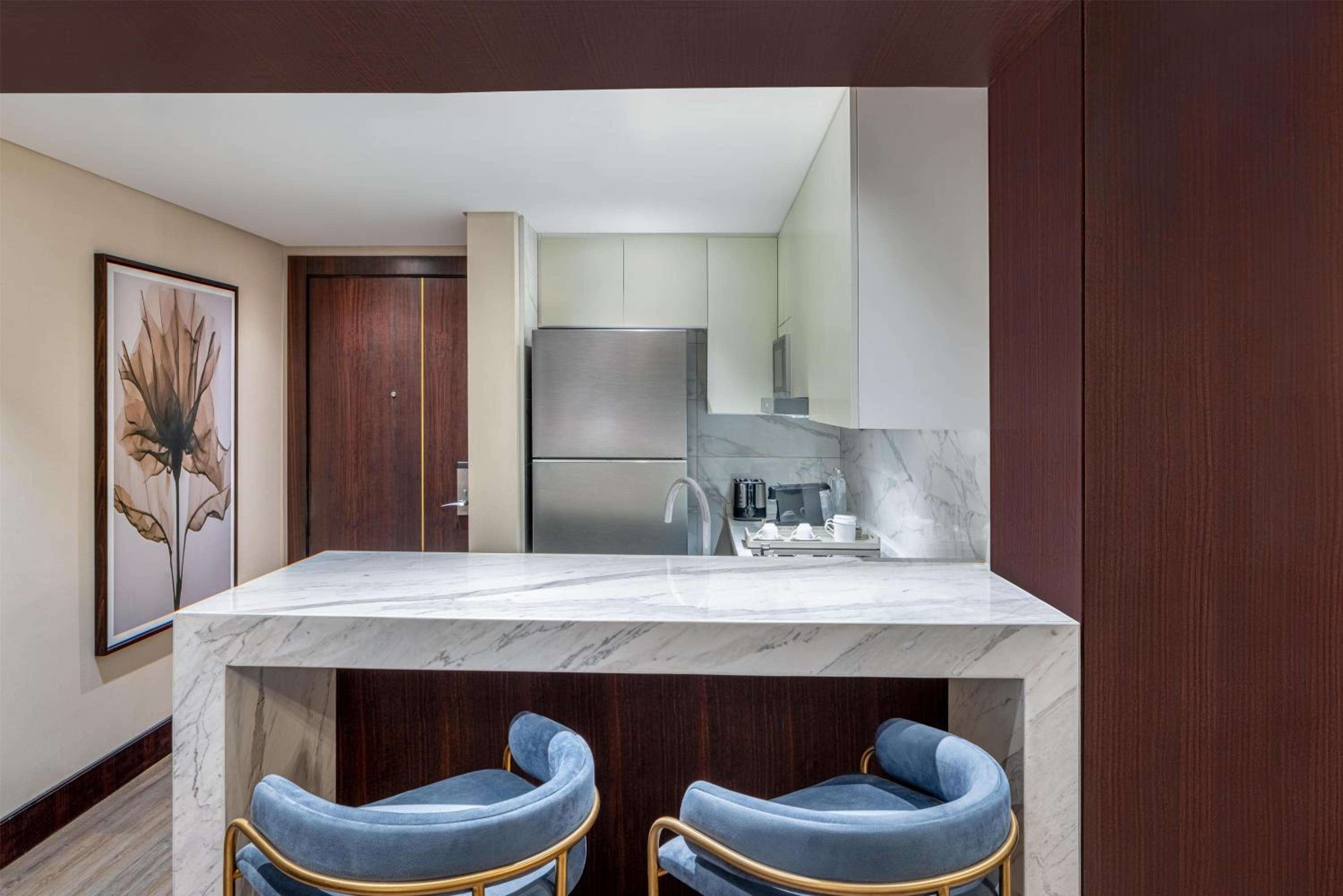 One-Bedroom Deluxe Residential Suite thumbnail 6