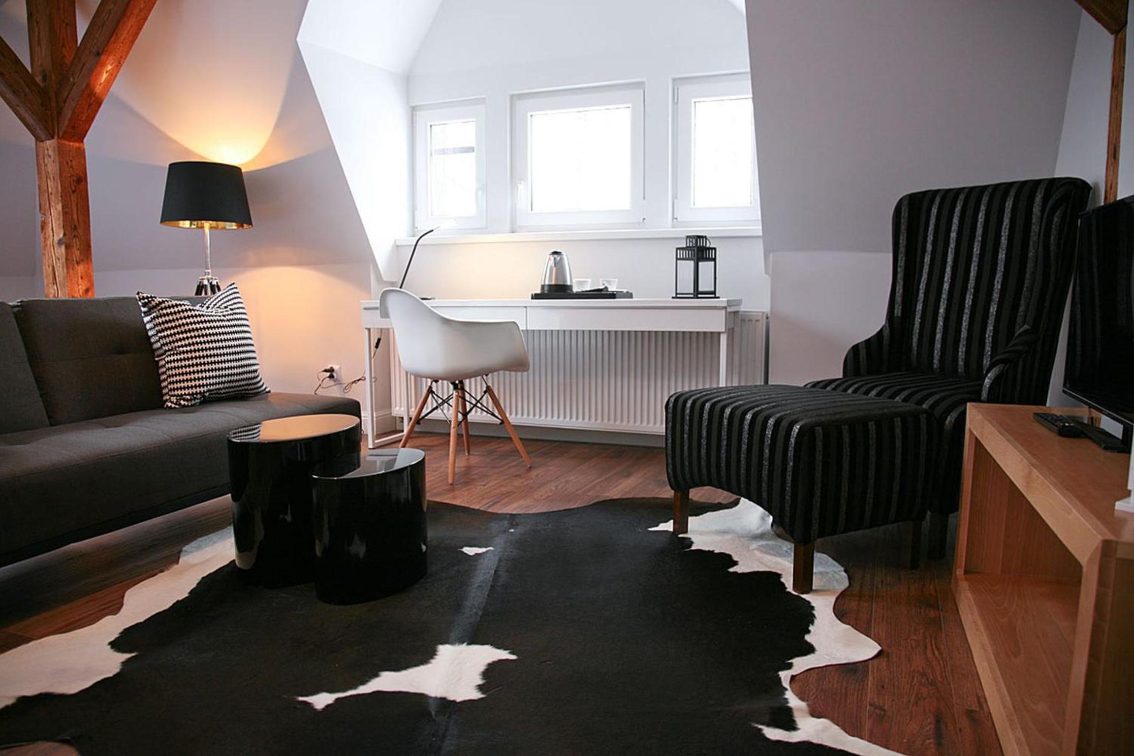 Deluxe Double Room with Bath - Photo 3