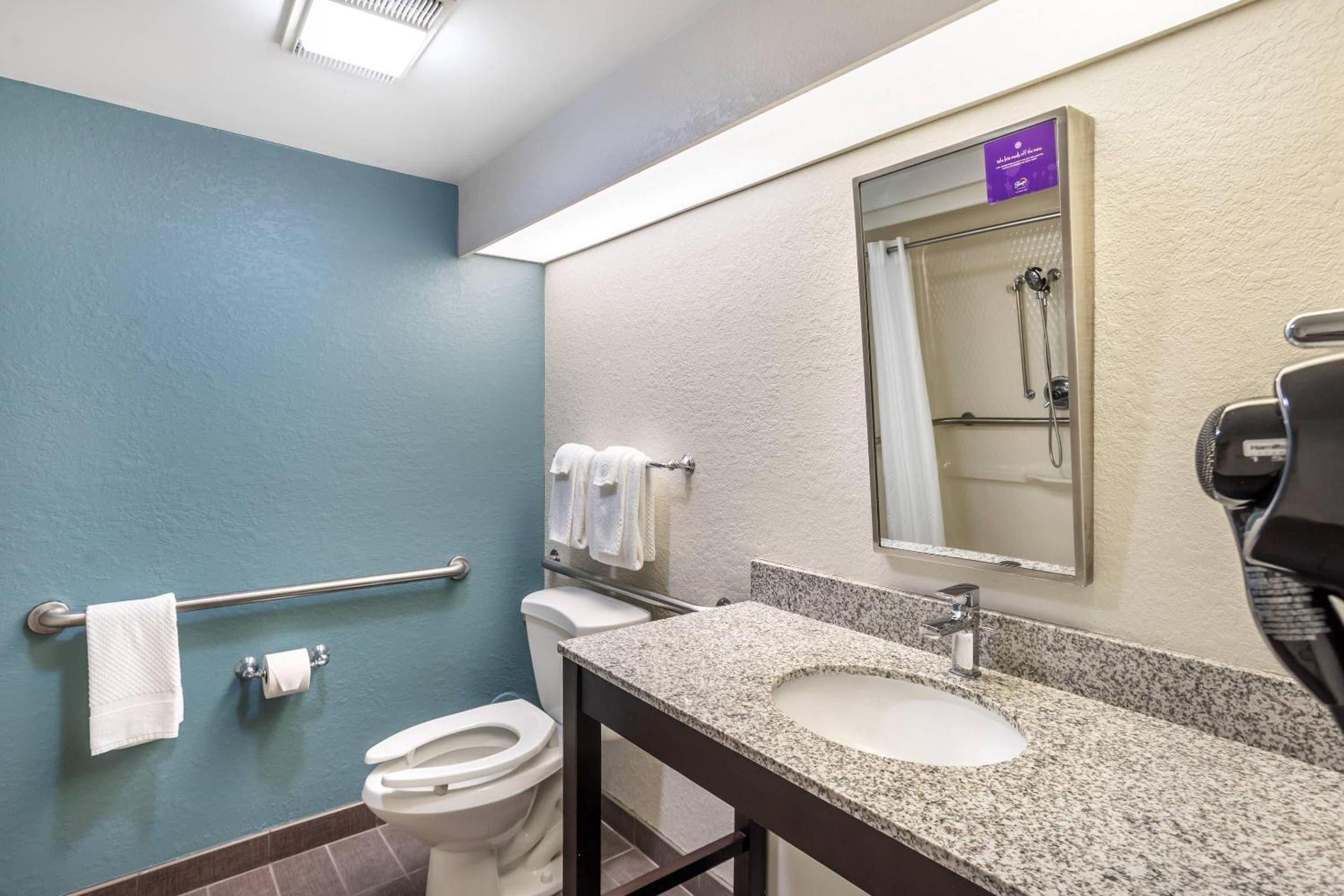 Queen Room with Lowered Tub - Accessible/Non Smoking - Photo 4