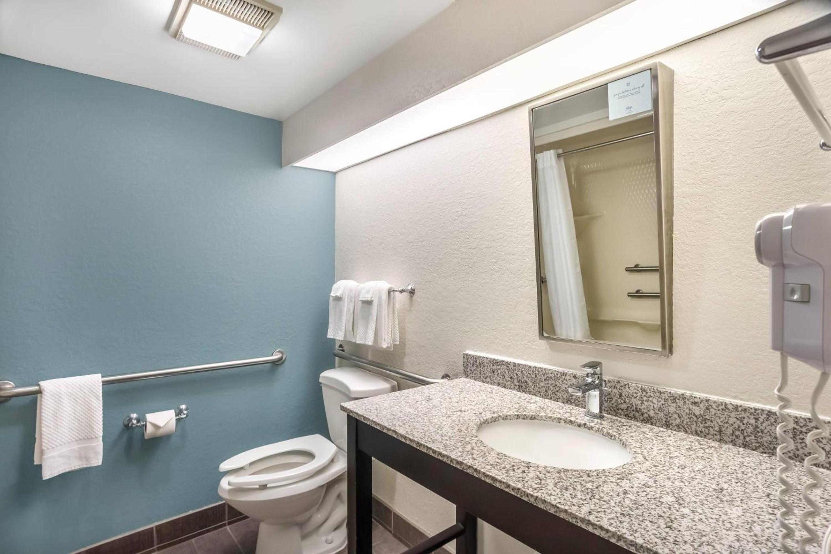 Queen Room with Lowered Tub - Accessible/Non Smoking - Photo 8