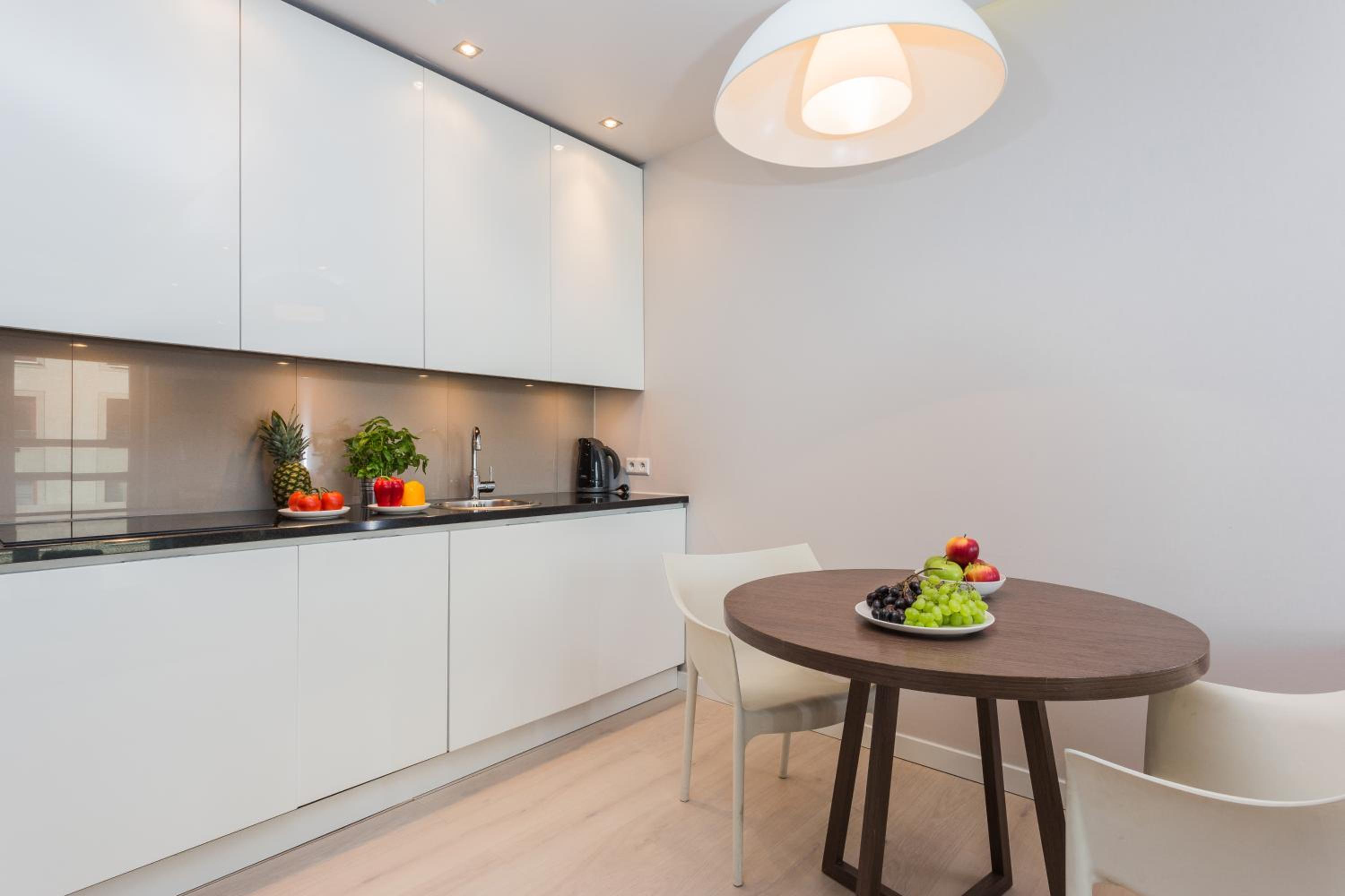 Superior One-Bedroom Apartment - Photo 4