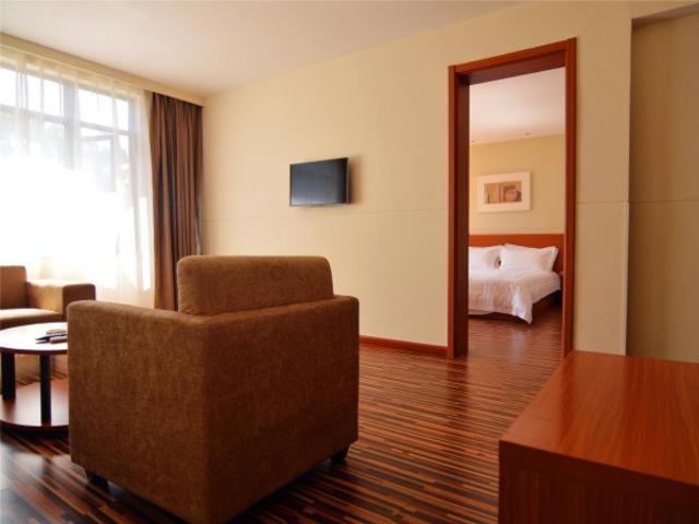 Business Suite A photo 2