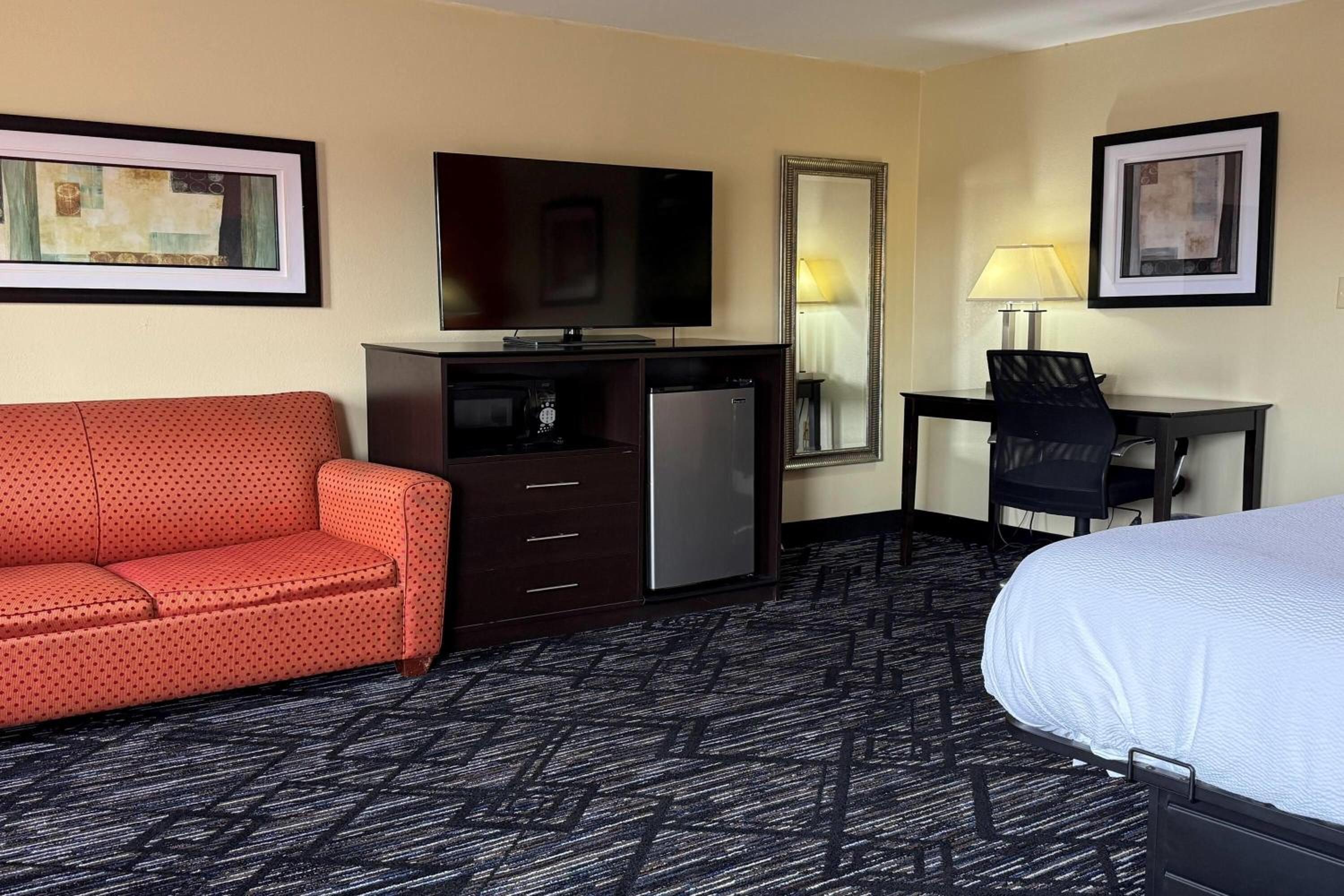 King Suite with Sofa Bed- Non-Smoking  - Photo 2