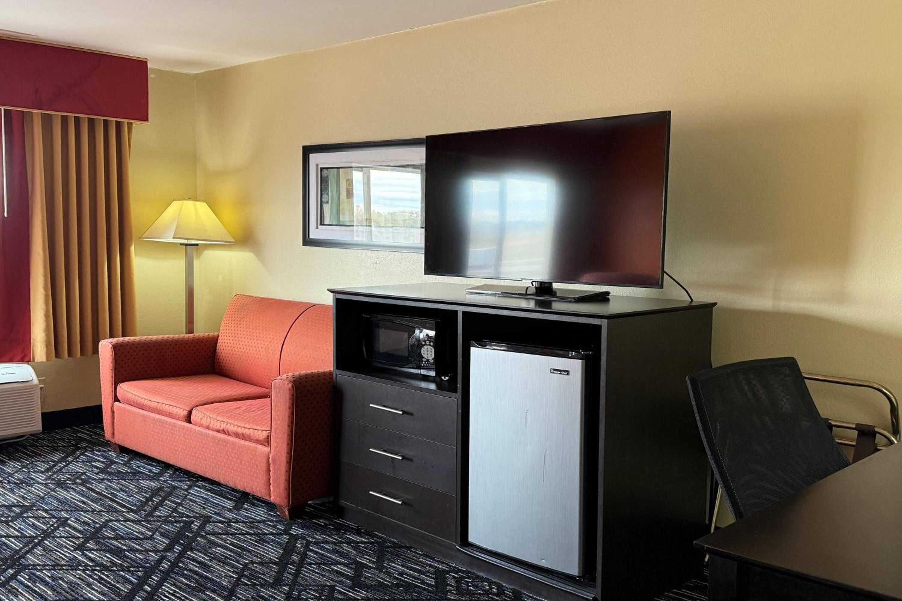 King Suite with Sofa Bed- Non-Smoking  - Photo 3