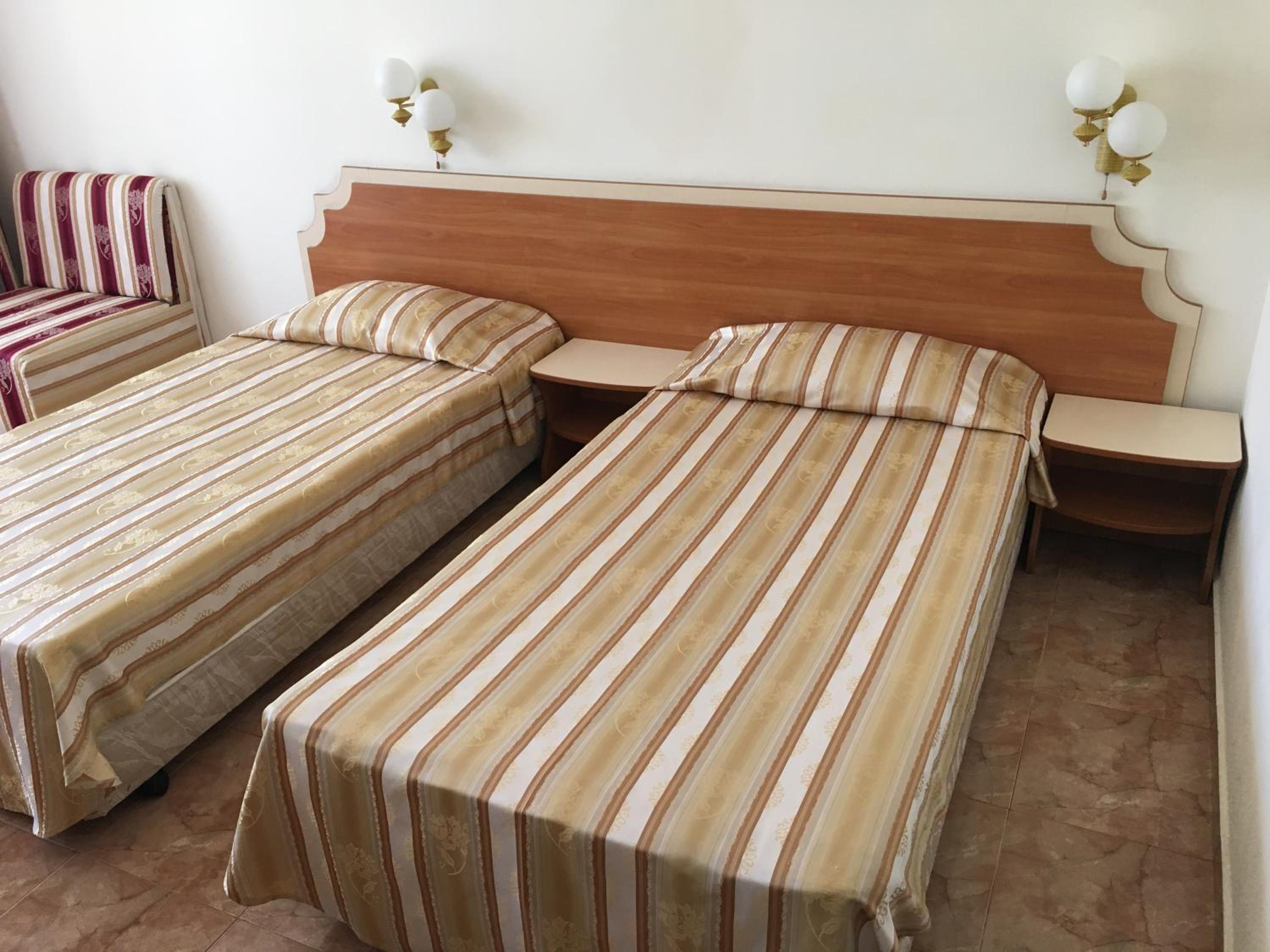Double or Twin Room with Balcony - Photo 3