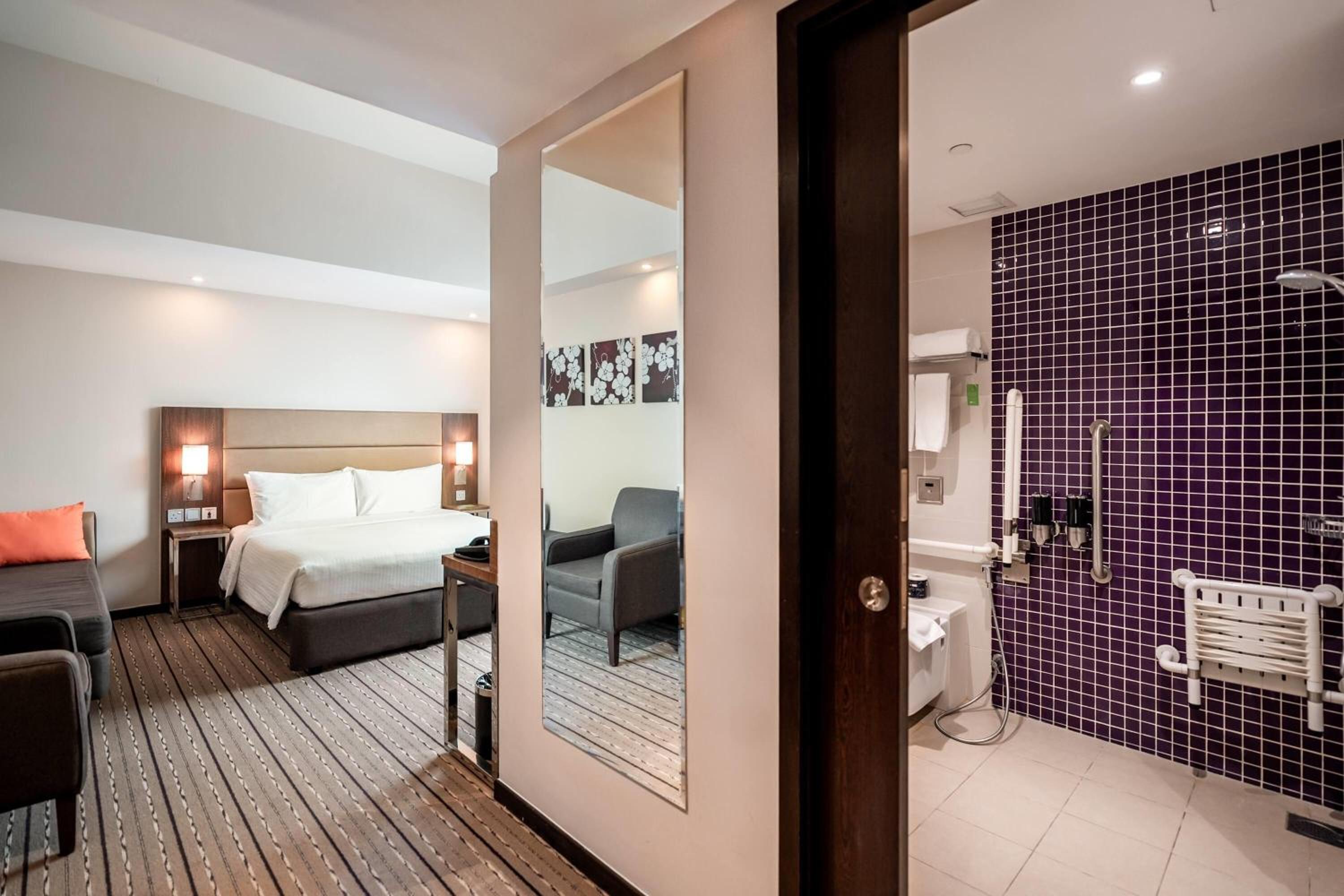 Universal Accessible Room with 1 Queen Bed