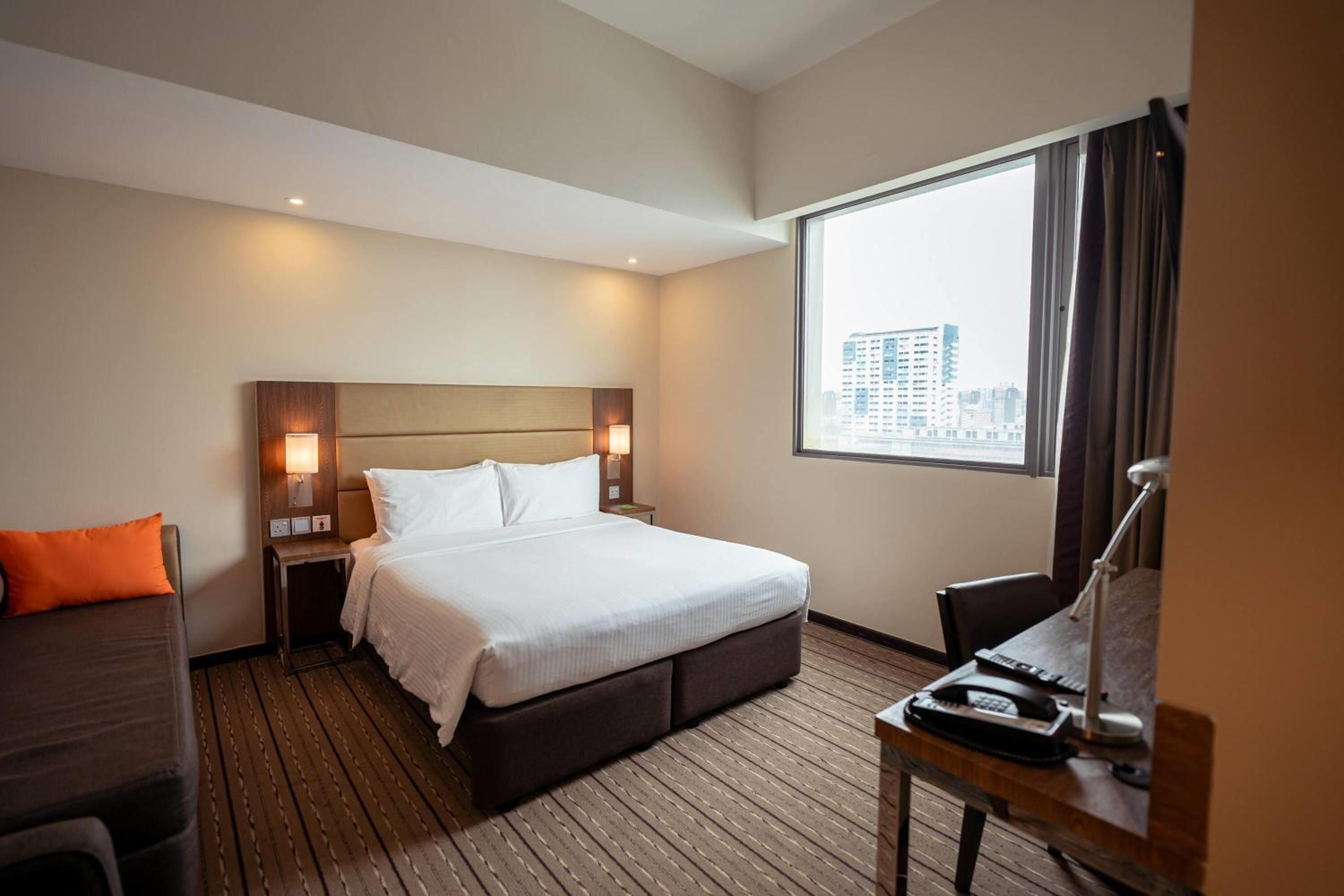 Universal Accessible Room with 1 Queen Bed photo 3