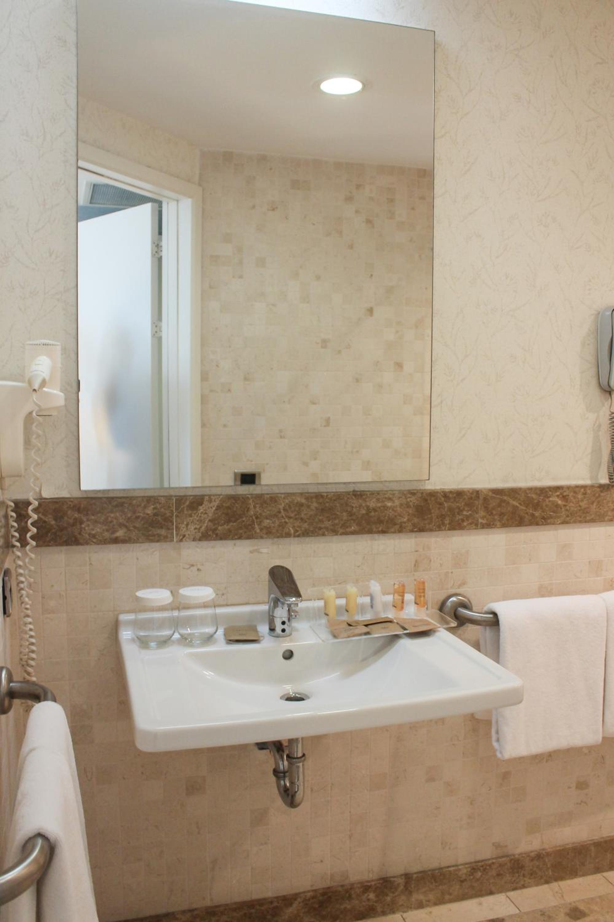 Double Room - Disability Access photo 2