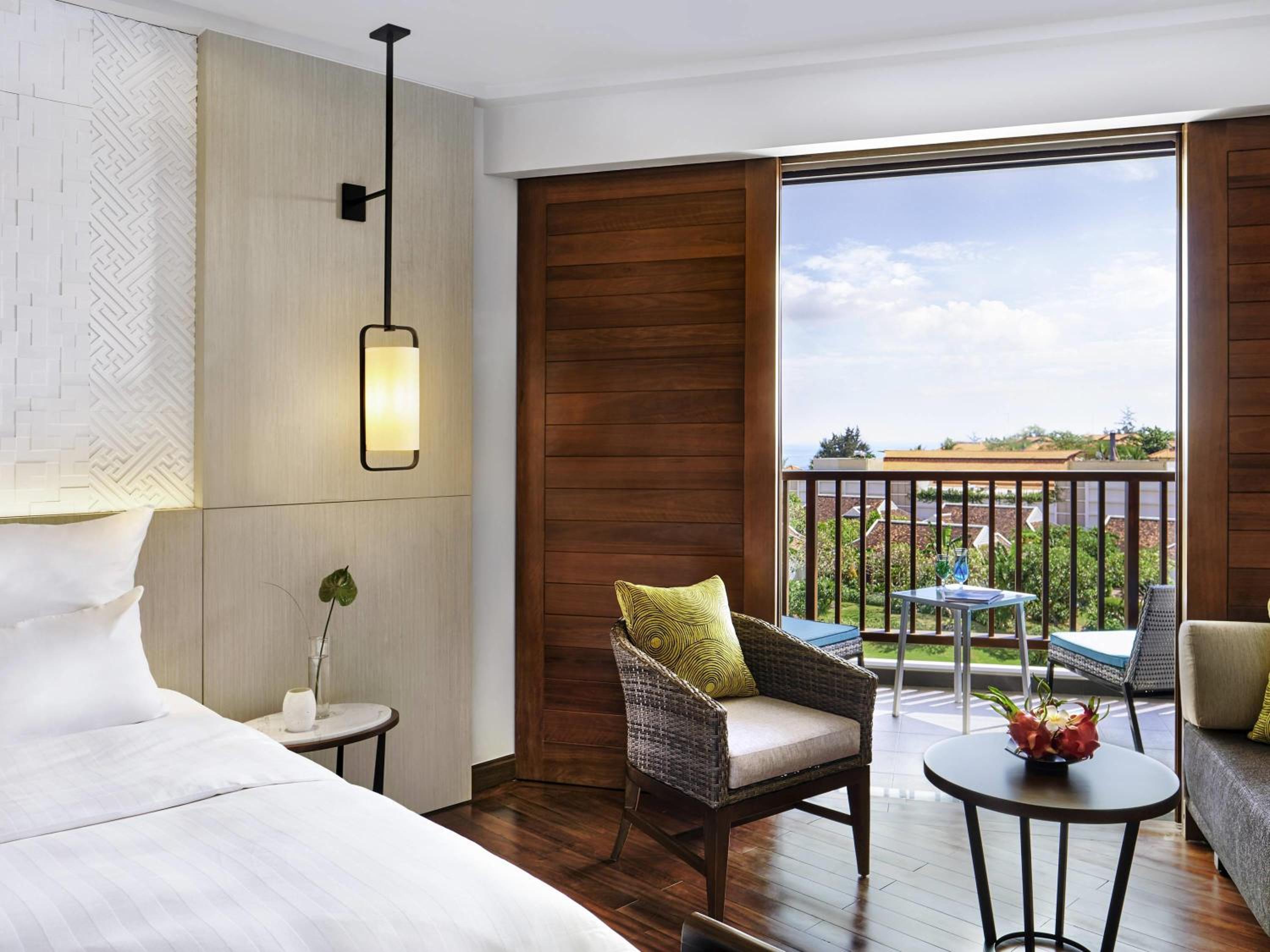 Deluxe Queen Room with Partial Ocean View - Photo 2