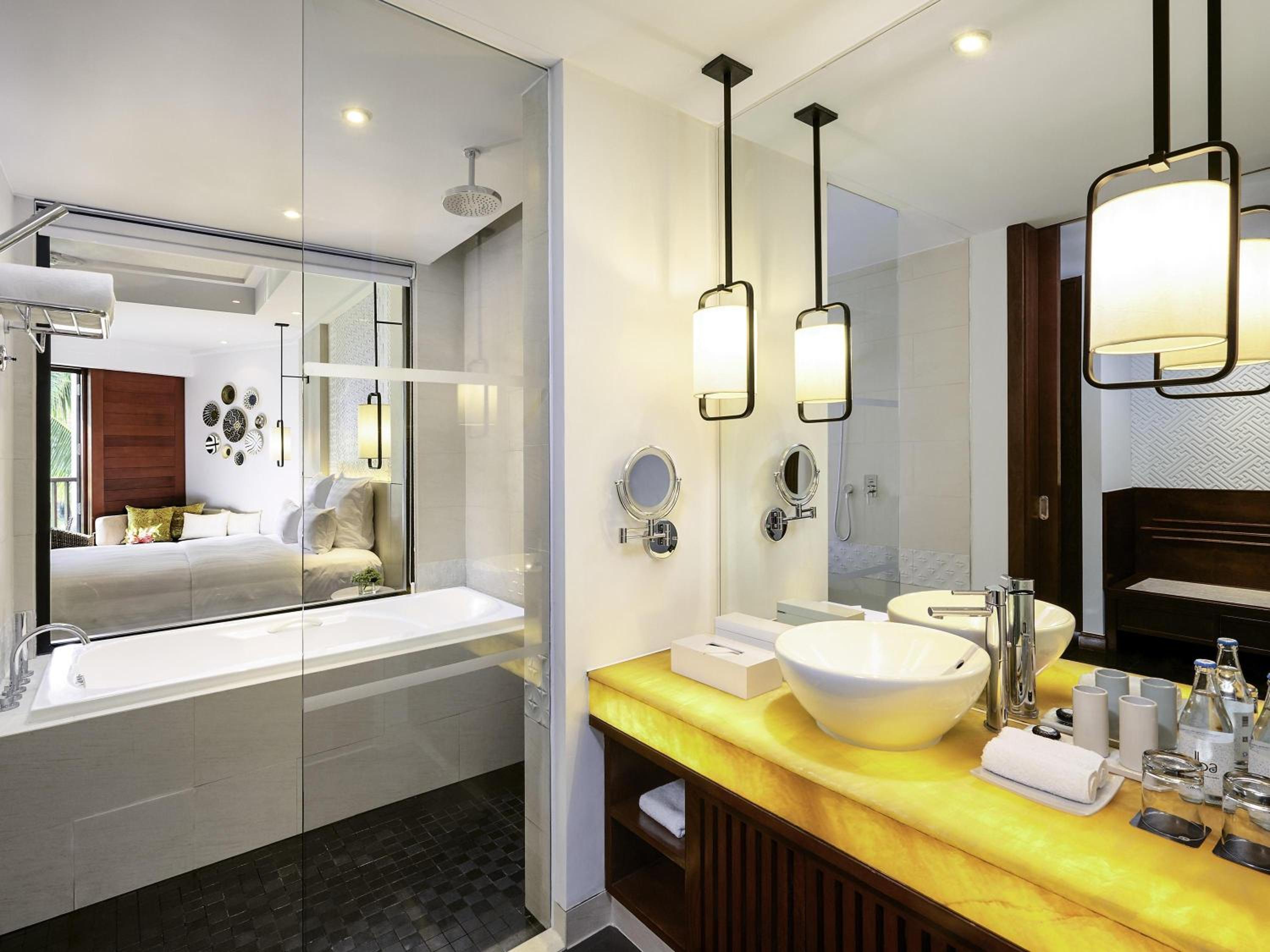 Deluxe Queen Room with Partial Ocean View - Photo 3