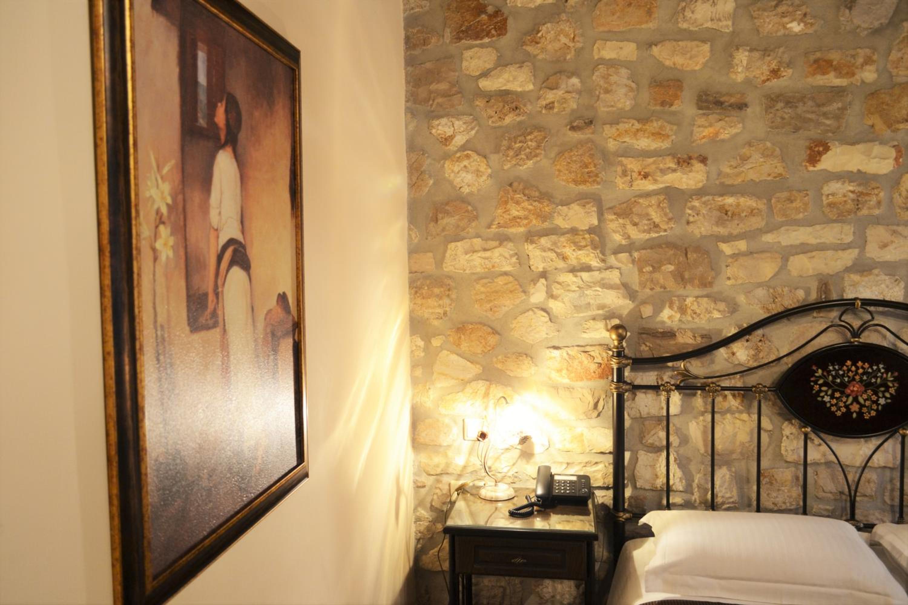 Double Room - Photo 8
