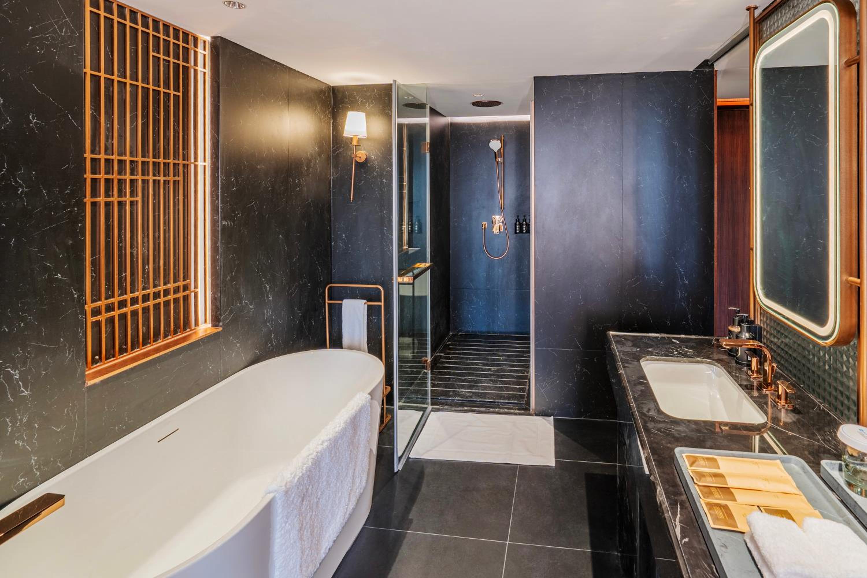 Executive King Room - Non-Smoking - Photo 5