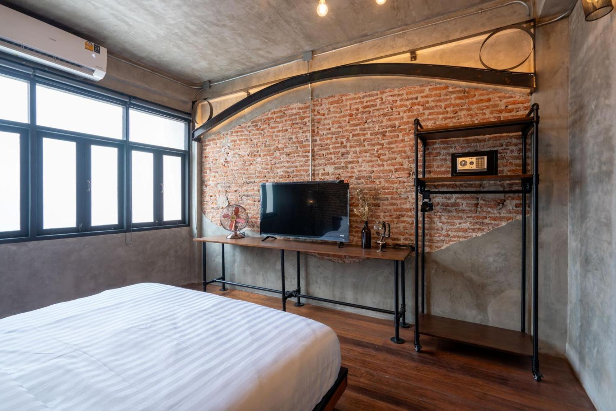 Deluxe King Room - Non-Smoking photo 2