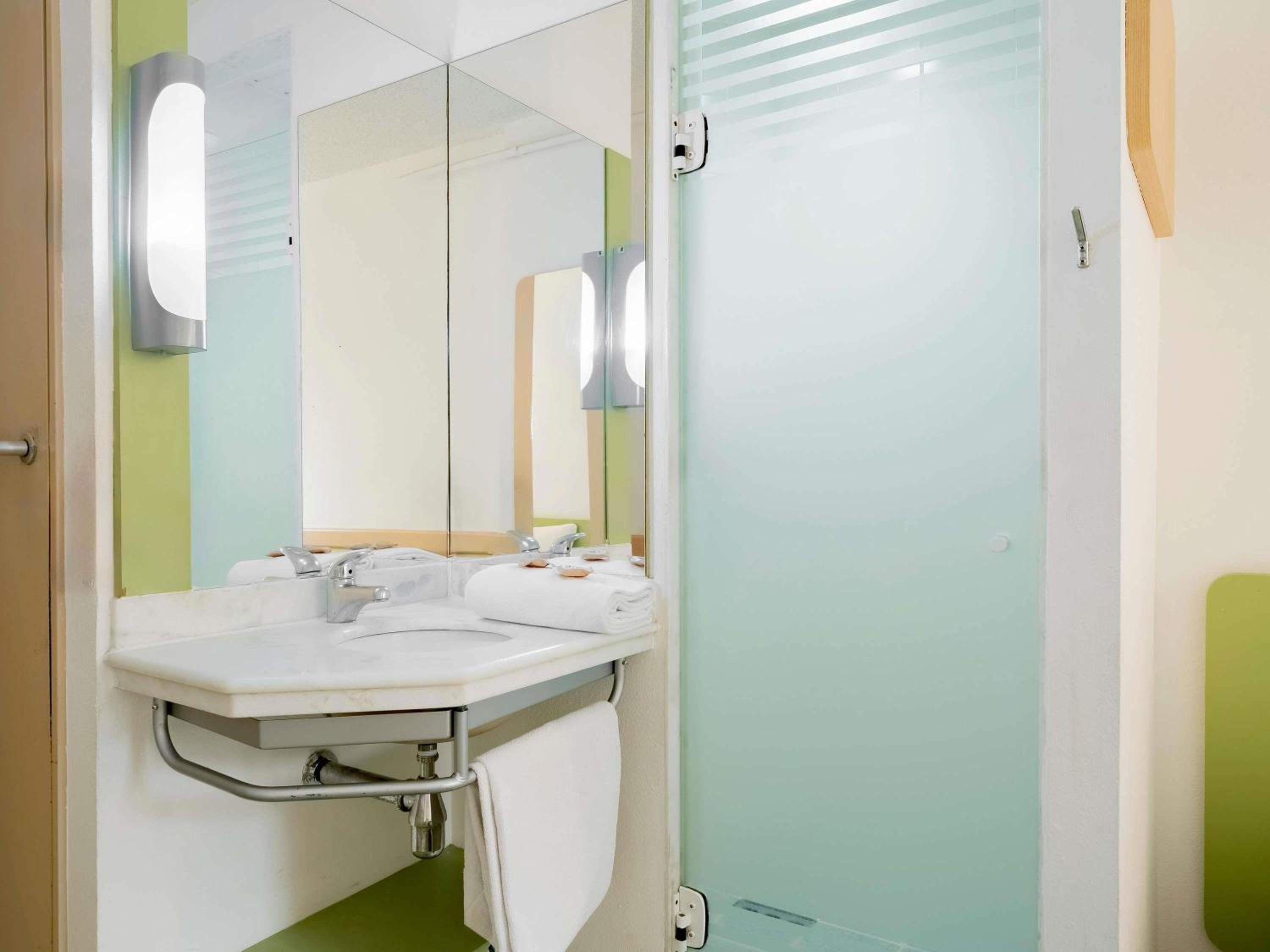 Standard Room with 2 Twin Beds photo 1