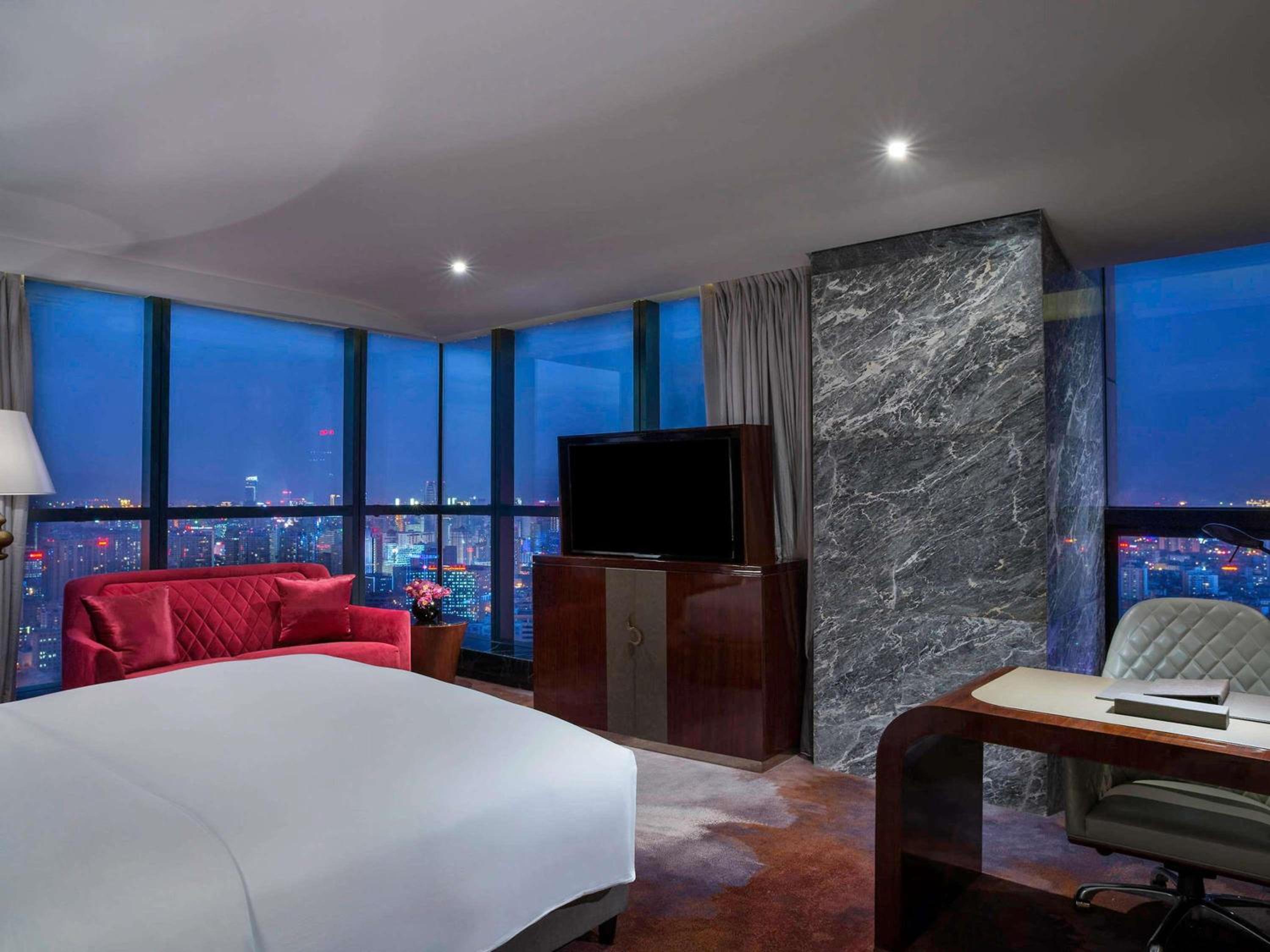 Luxury Corner King Room with View