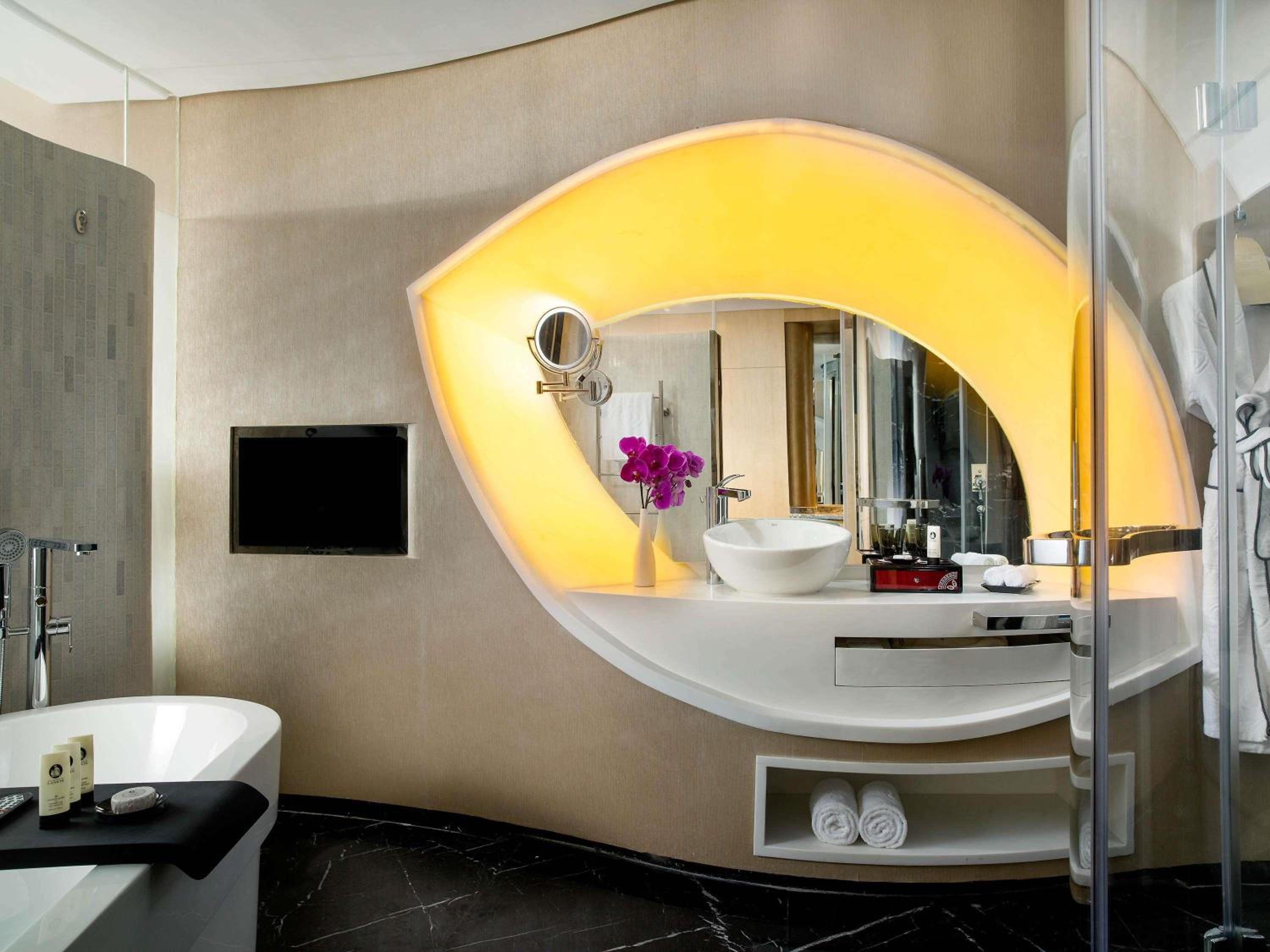 Luxury Twin Room with Lake View and Club Millésime Access - High Floor photo 2