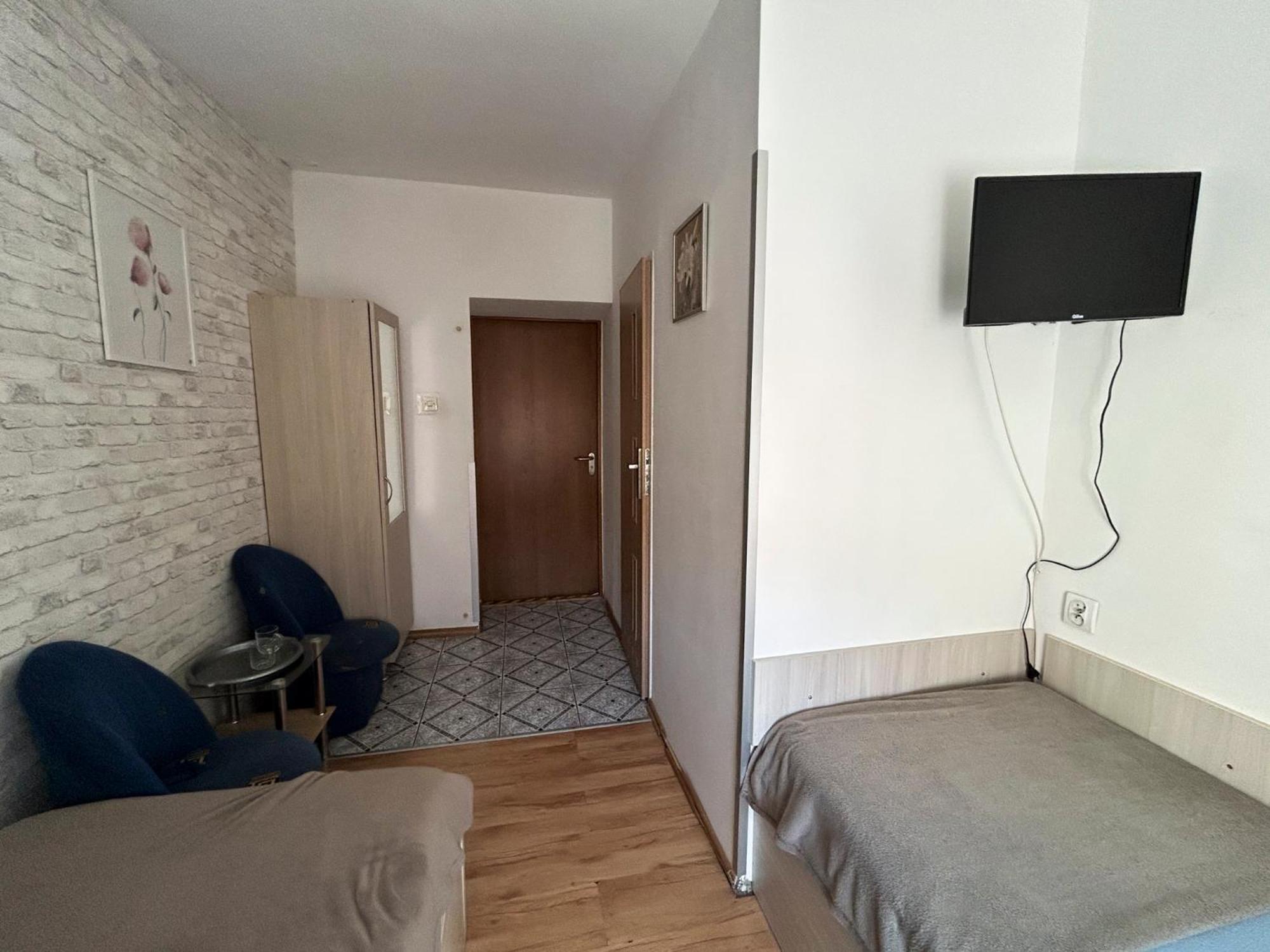 Double Room with Private Bathroom - Photo 2