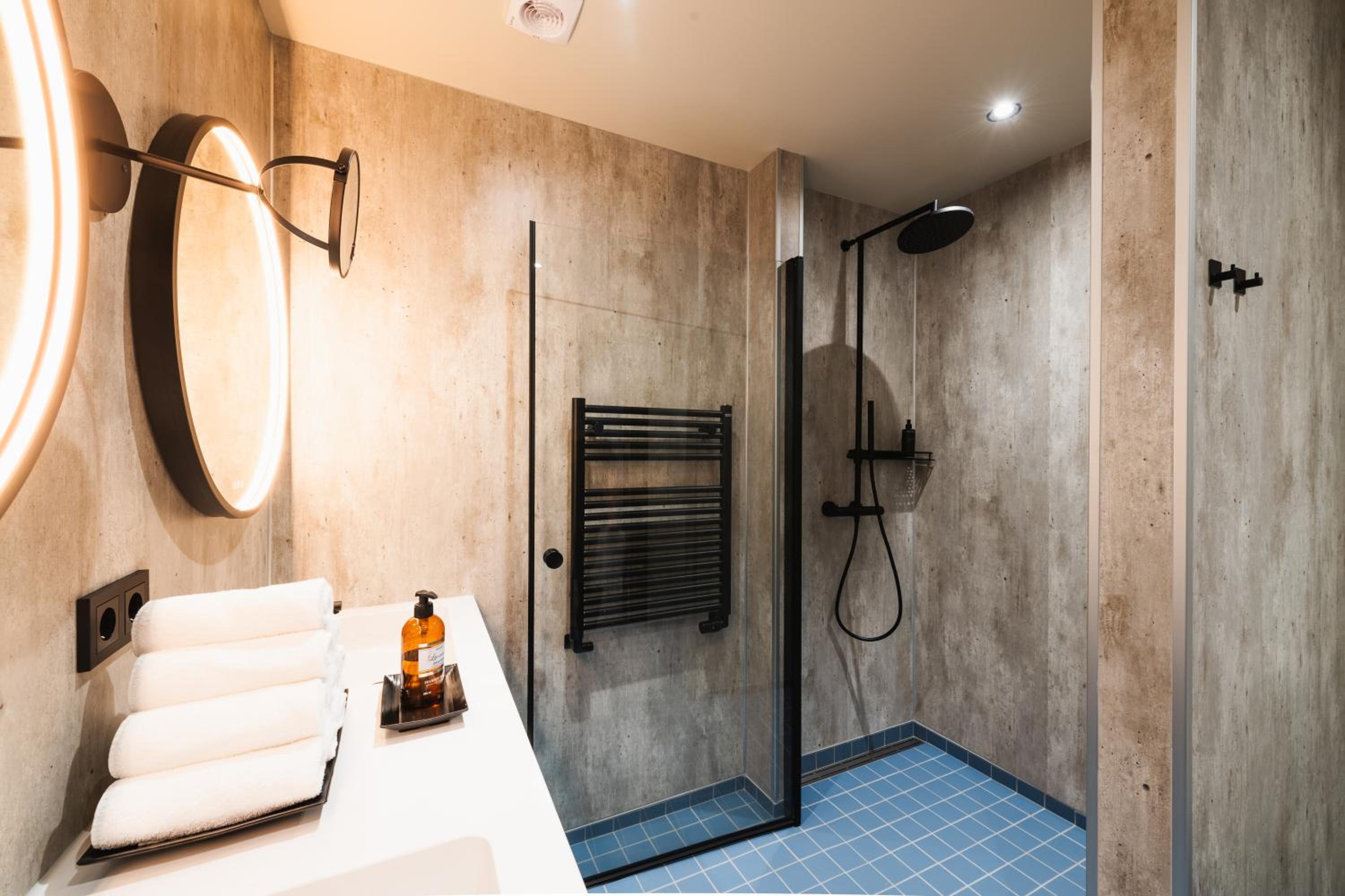 CIII - Executive Suite
