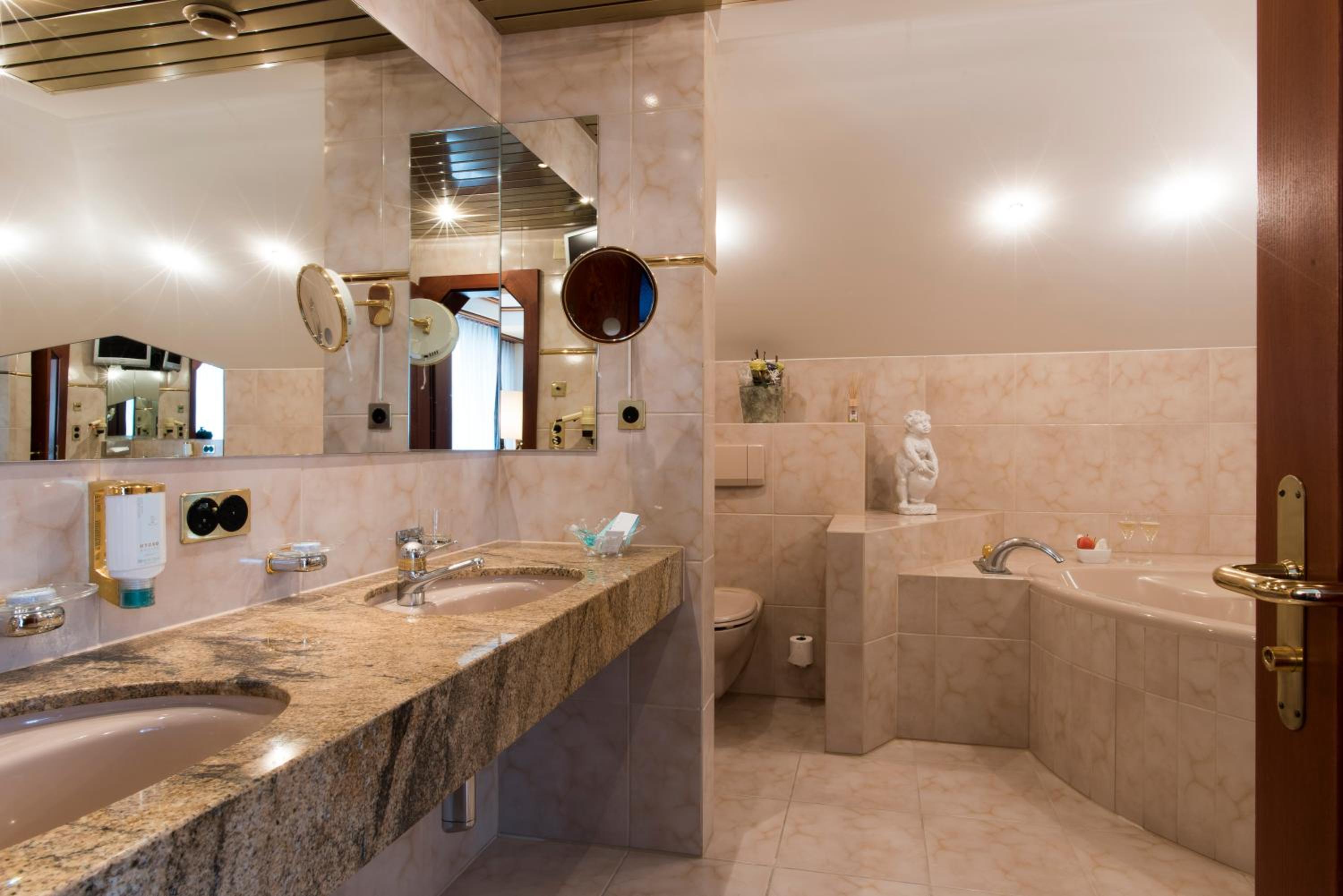 Suite - Photo 1