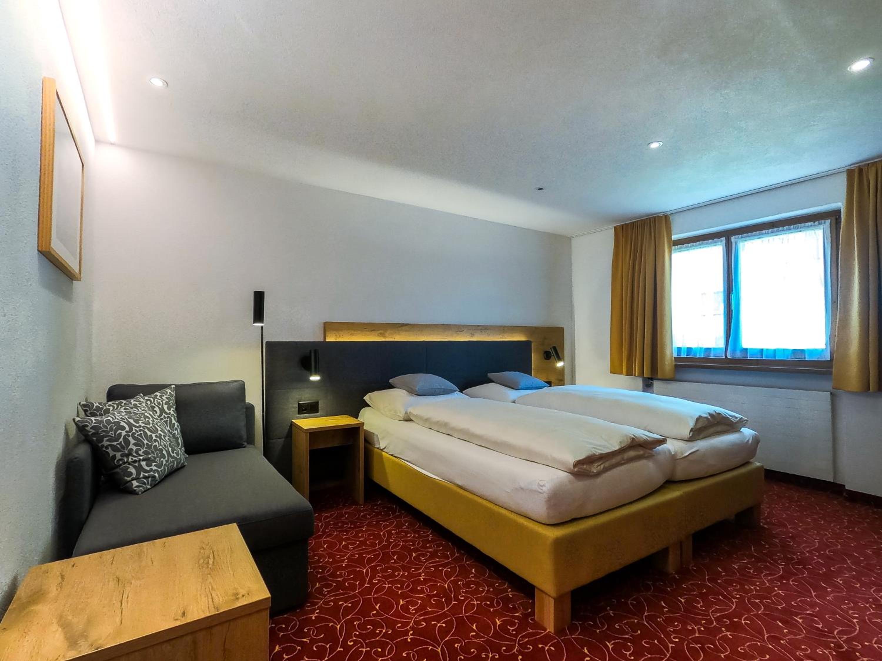 Deluxe Double Room with Extra Bed photo 1