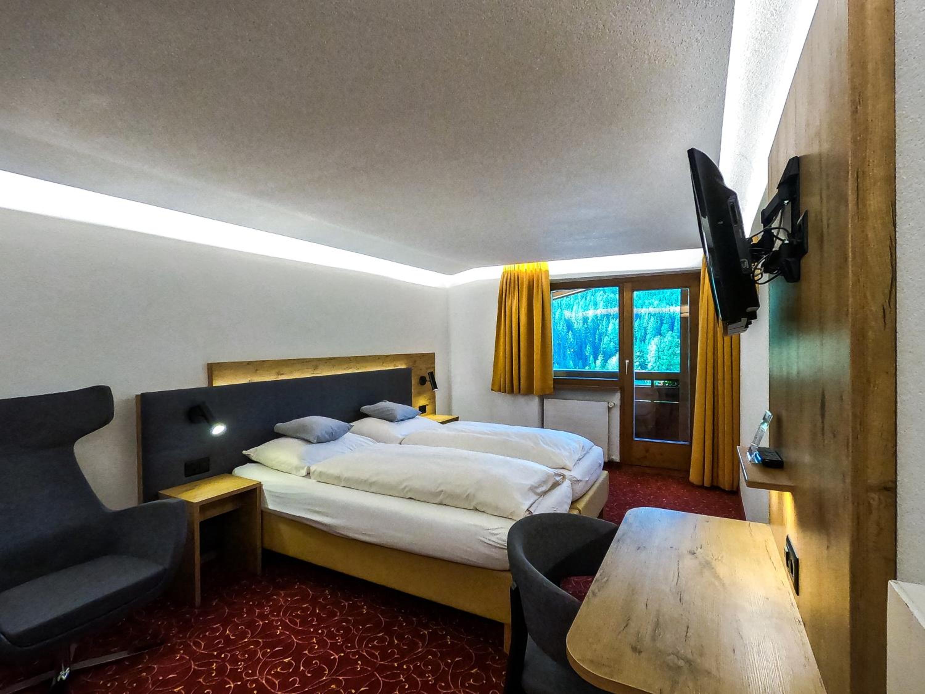 Deluxe Double Room with Balcony photo 2