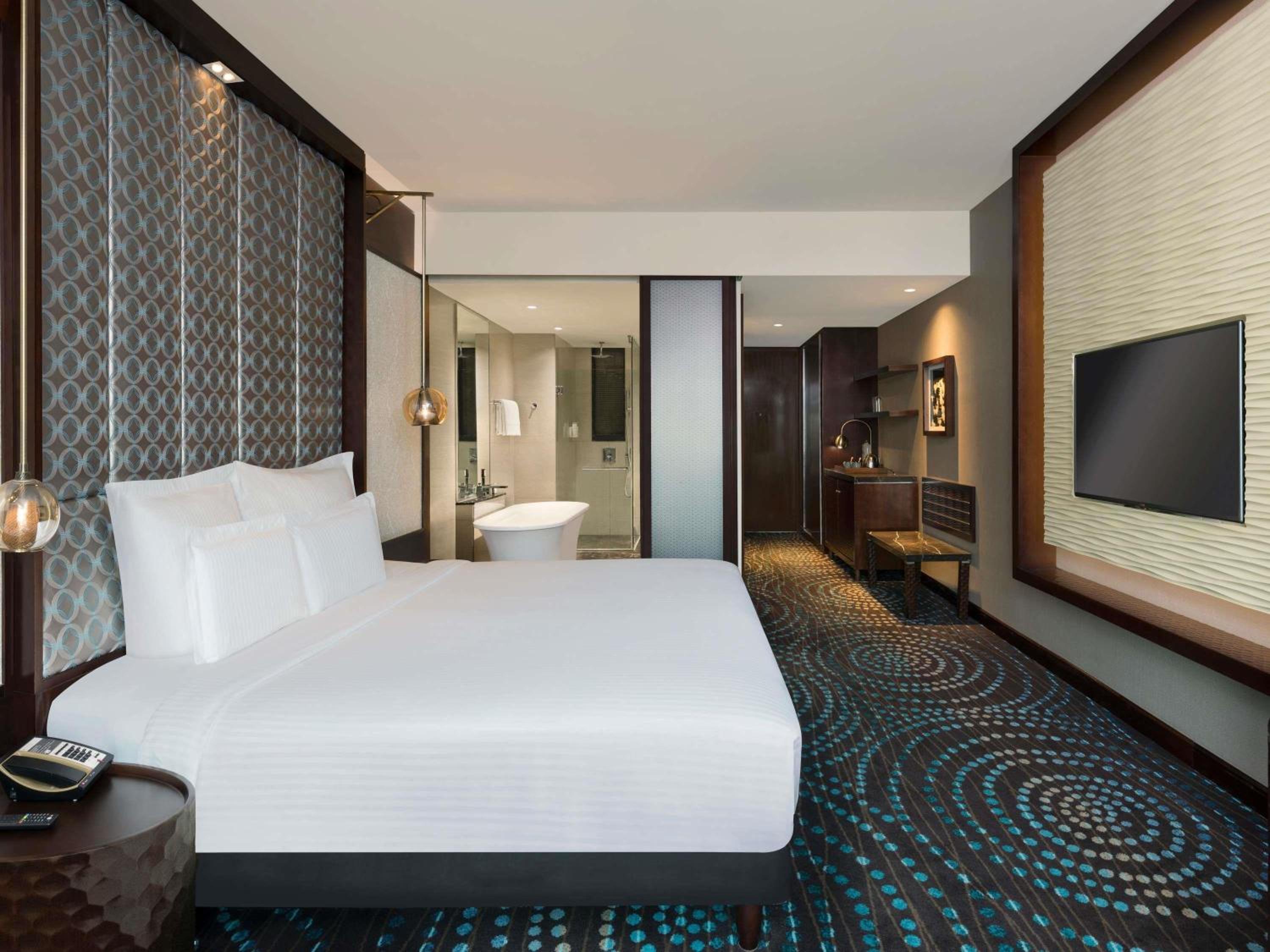 Superior King Room with Pool View and Bathtub
