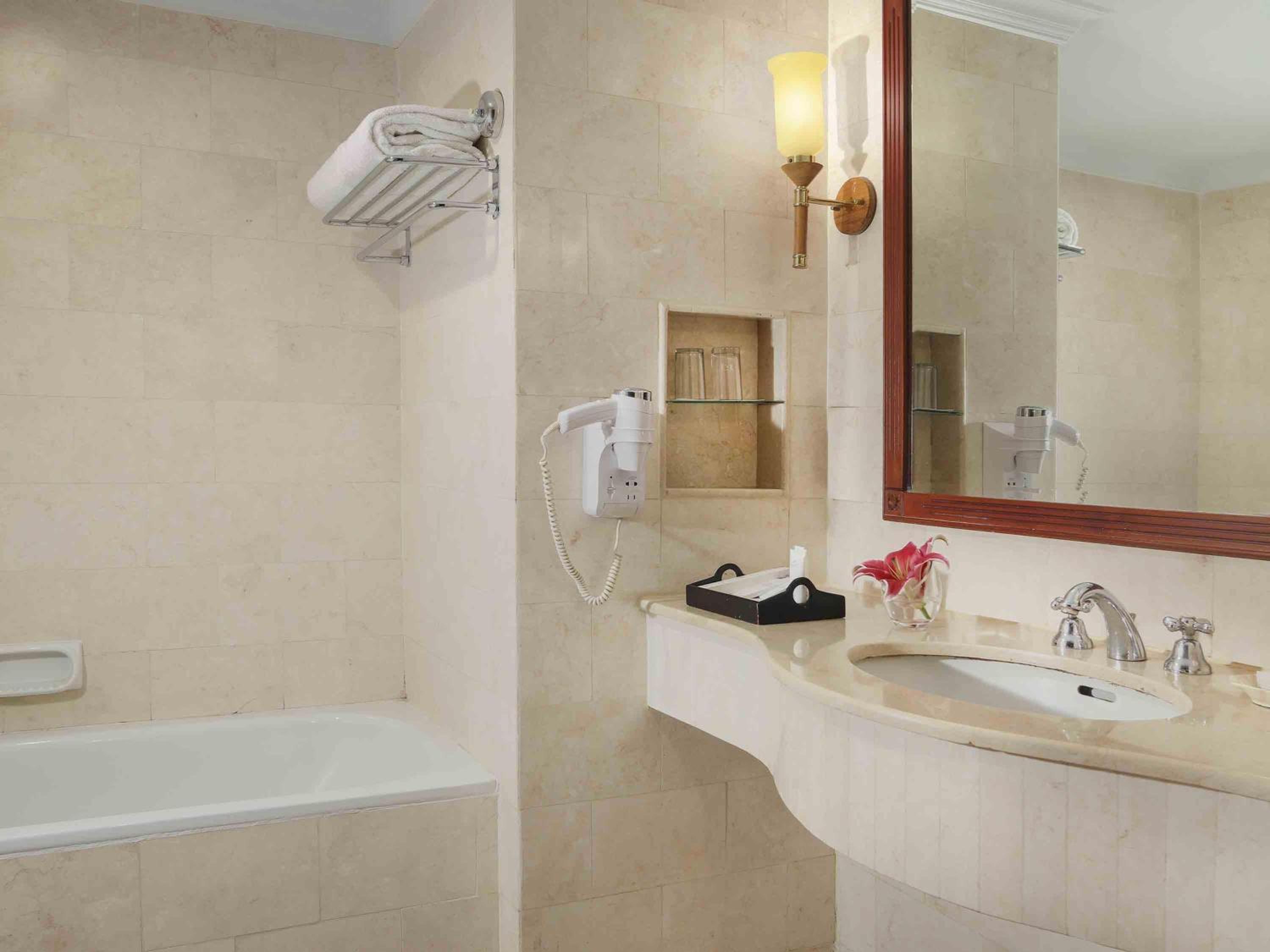 Deluxe King Suite - Photo 2