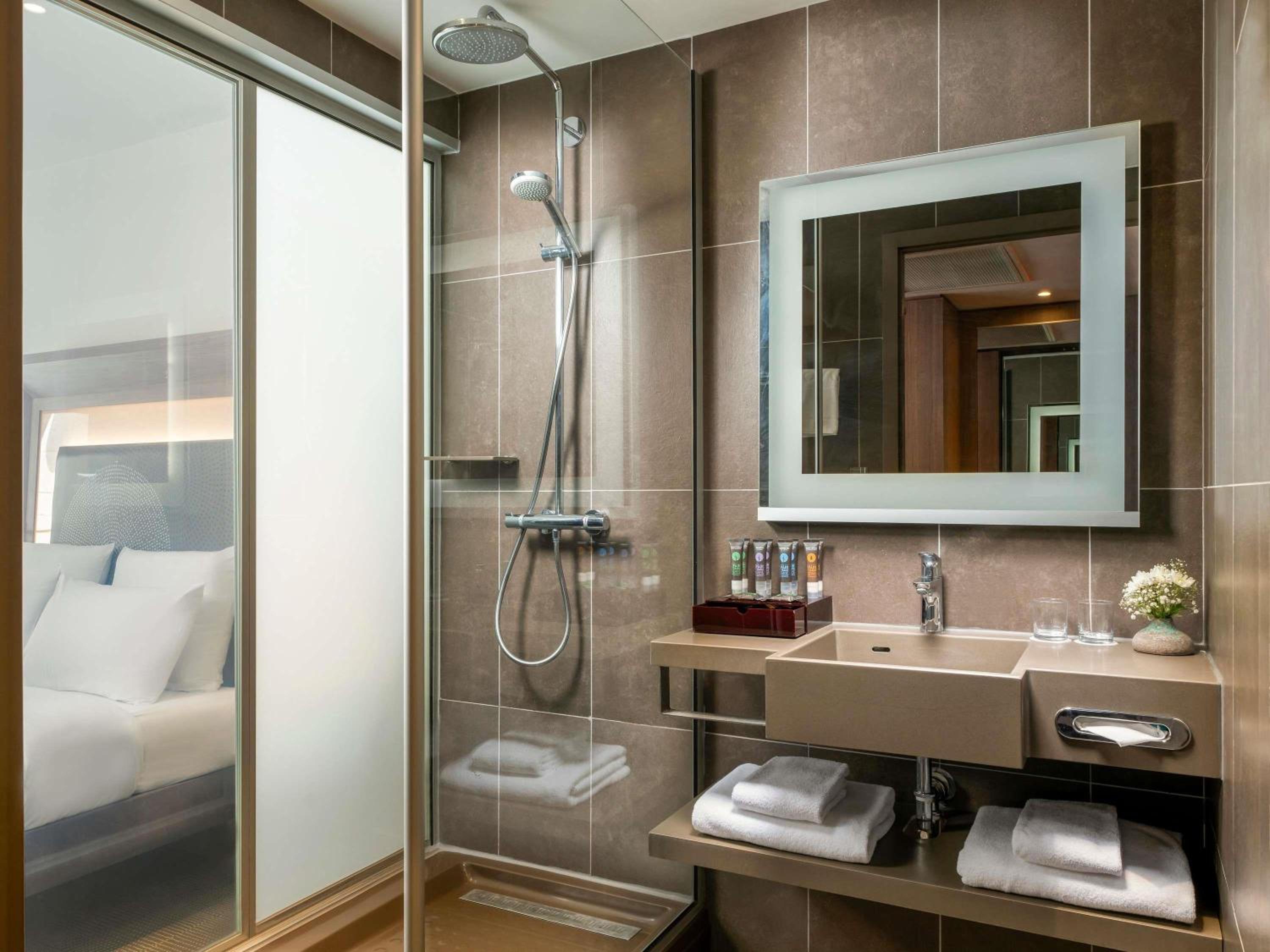 Executive Queen Room with Sofa Bed and Sea View photo 3