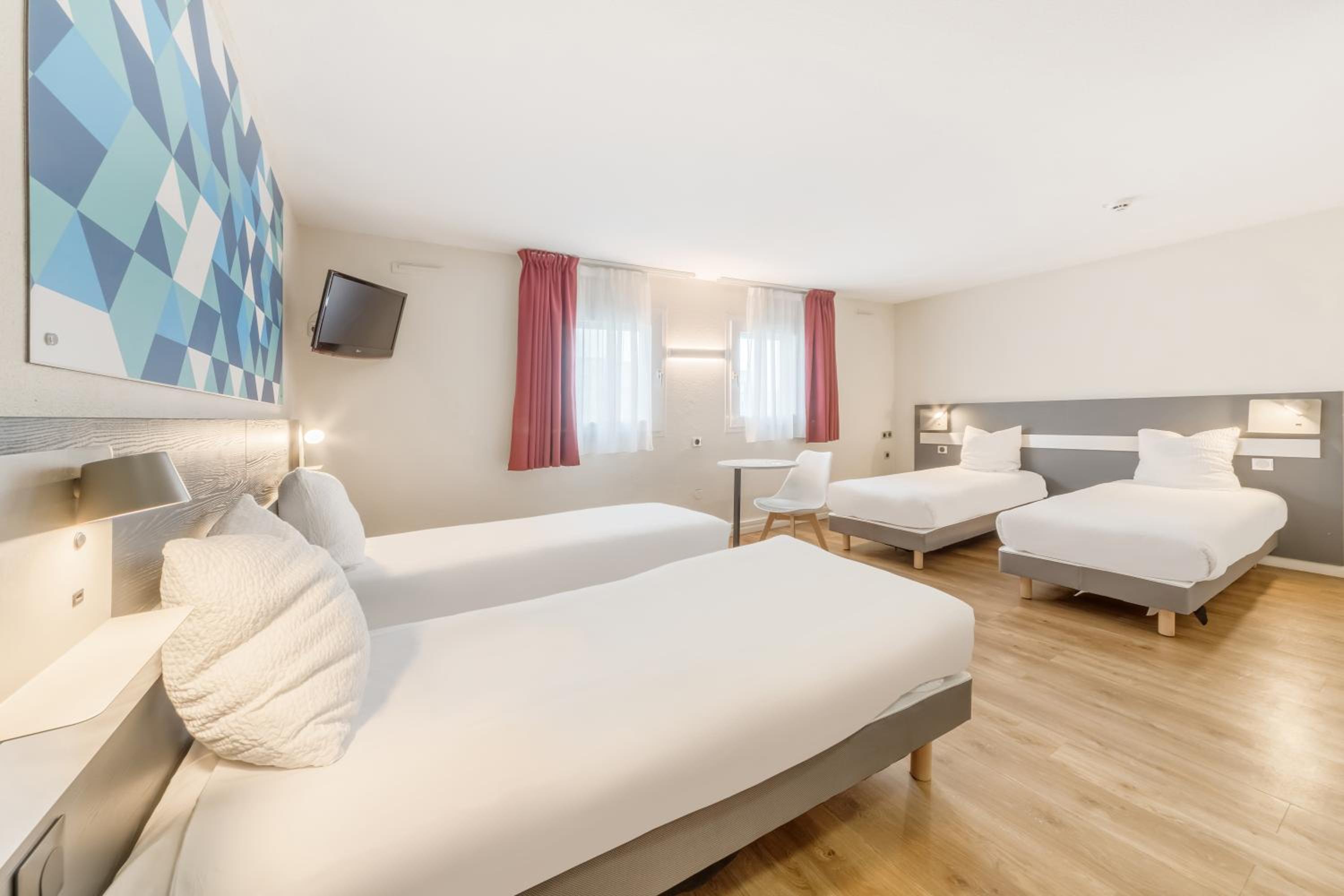 Accessible Room with Four Single Beds - Non-Smoking - Photo 4