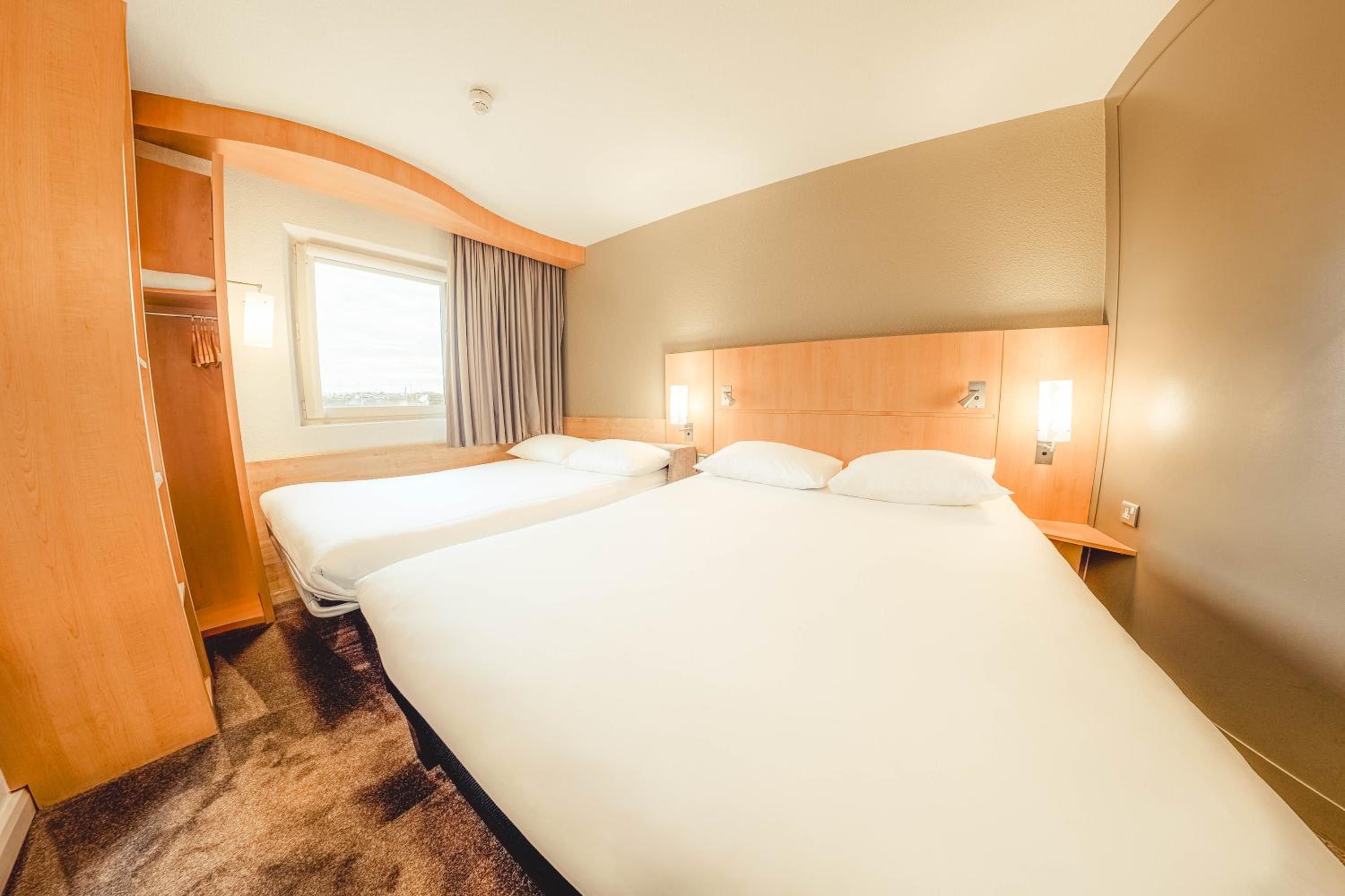 Classic Family Room with Double Bed and Sofa Bed photo 2