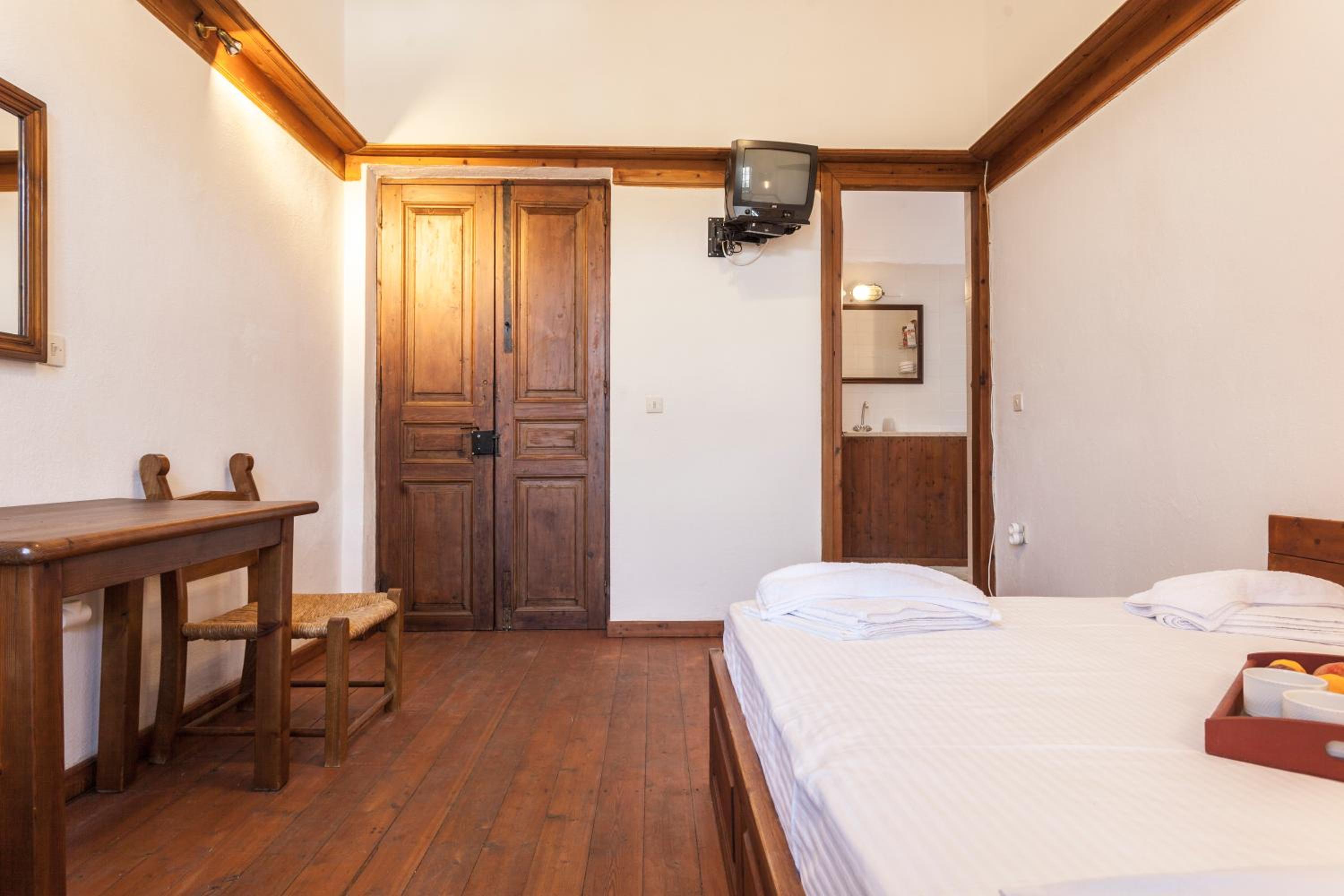 Double Room with Mountain View - Photo 5