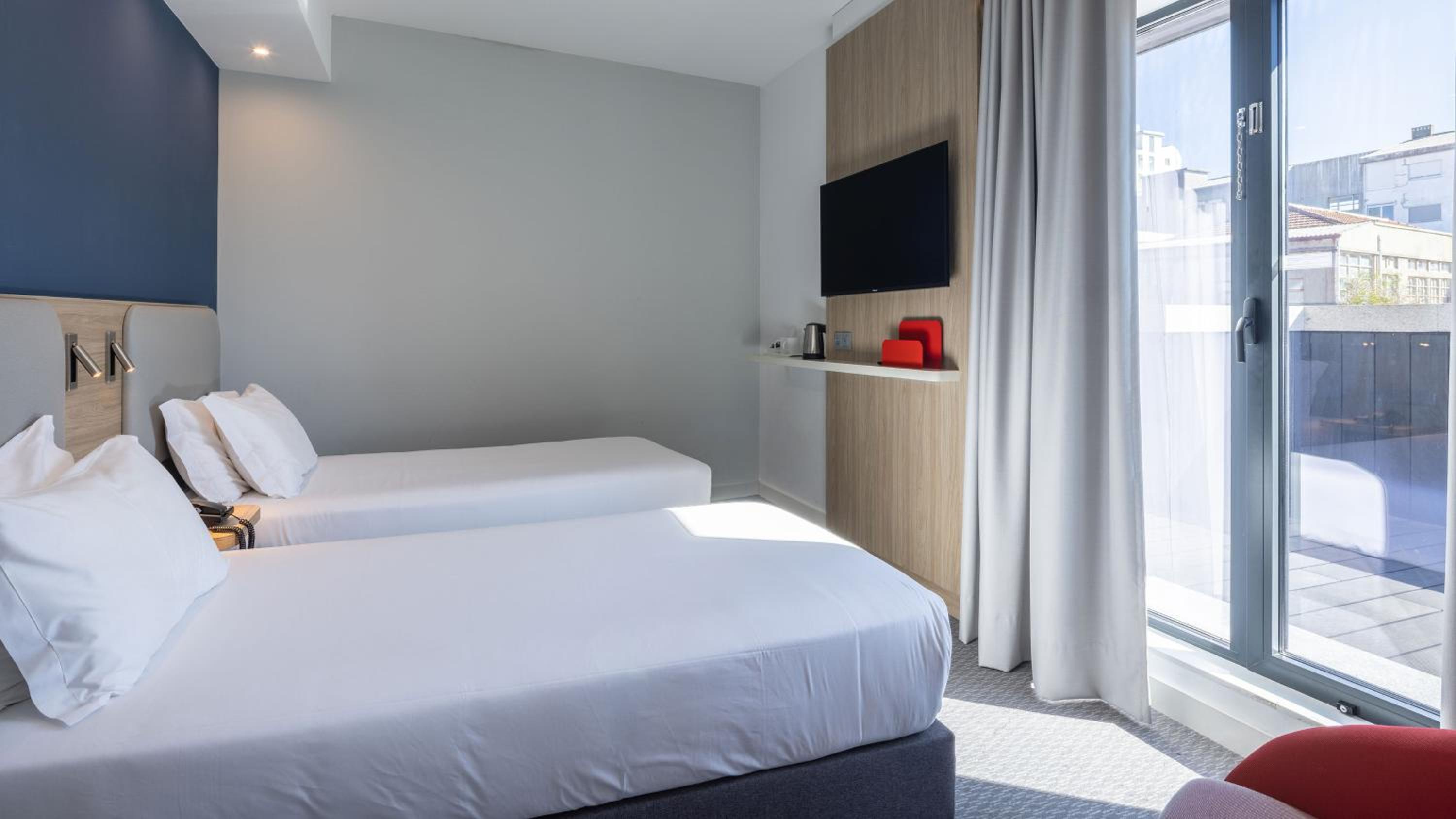 Standard Twin Room with Balcony and Free Breakfast
