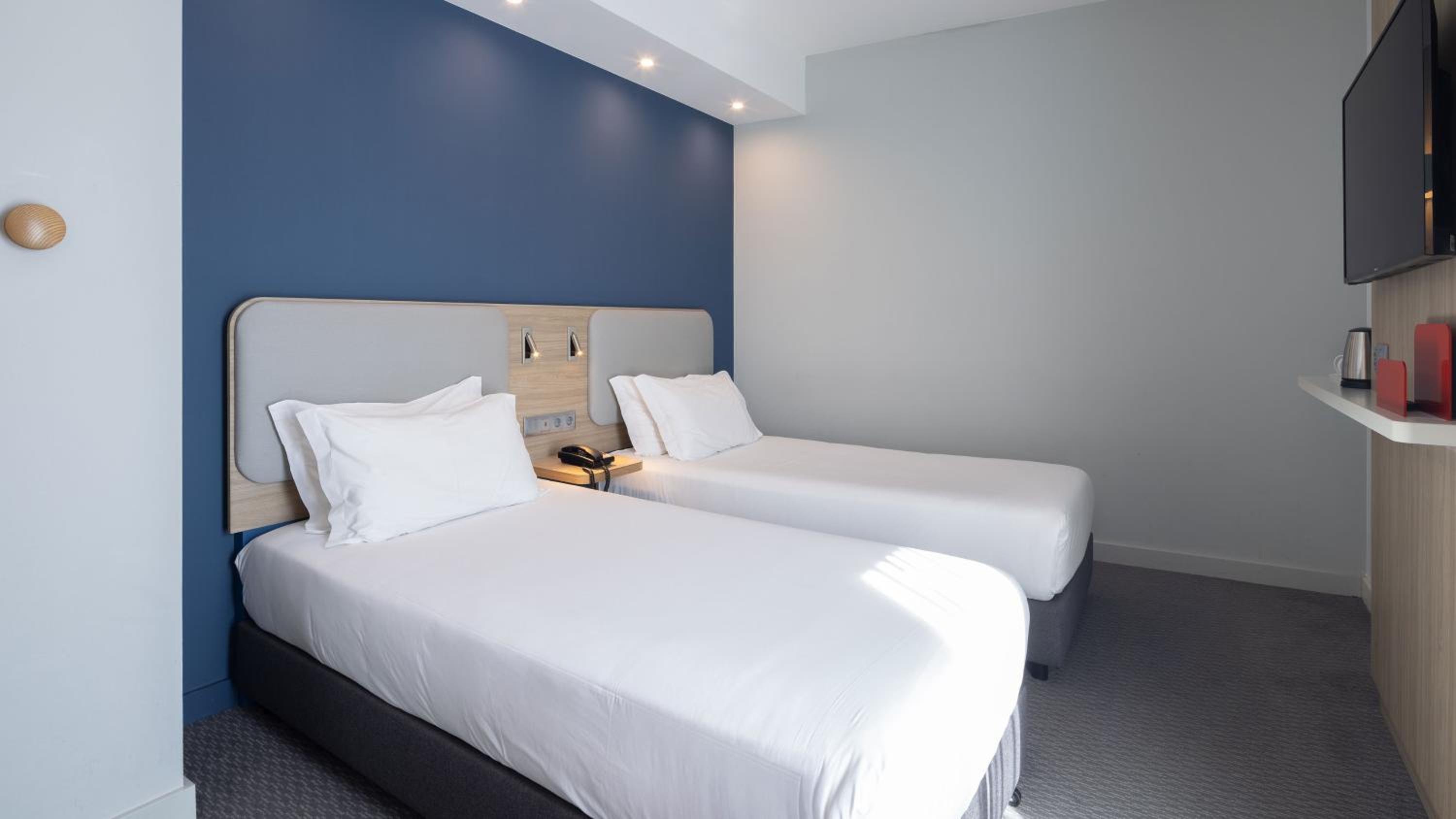 Standard Twin Room with Balcony and Free Breakfast
