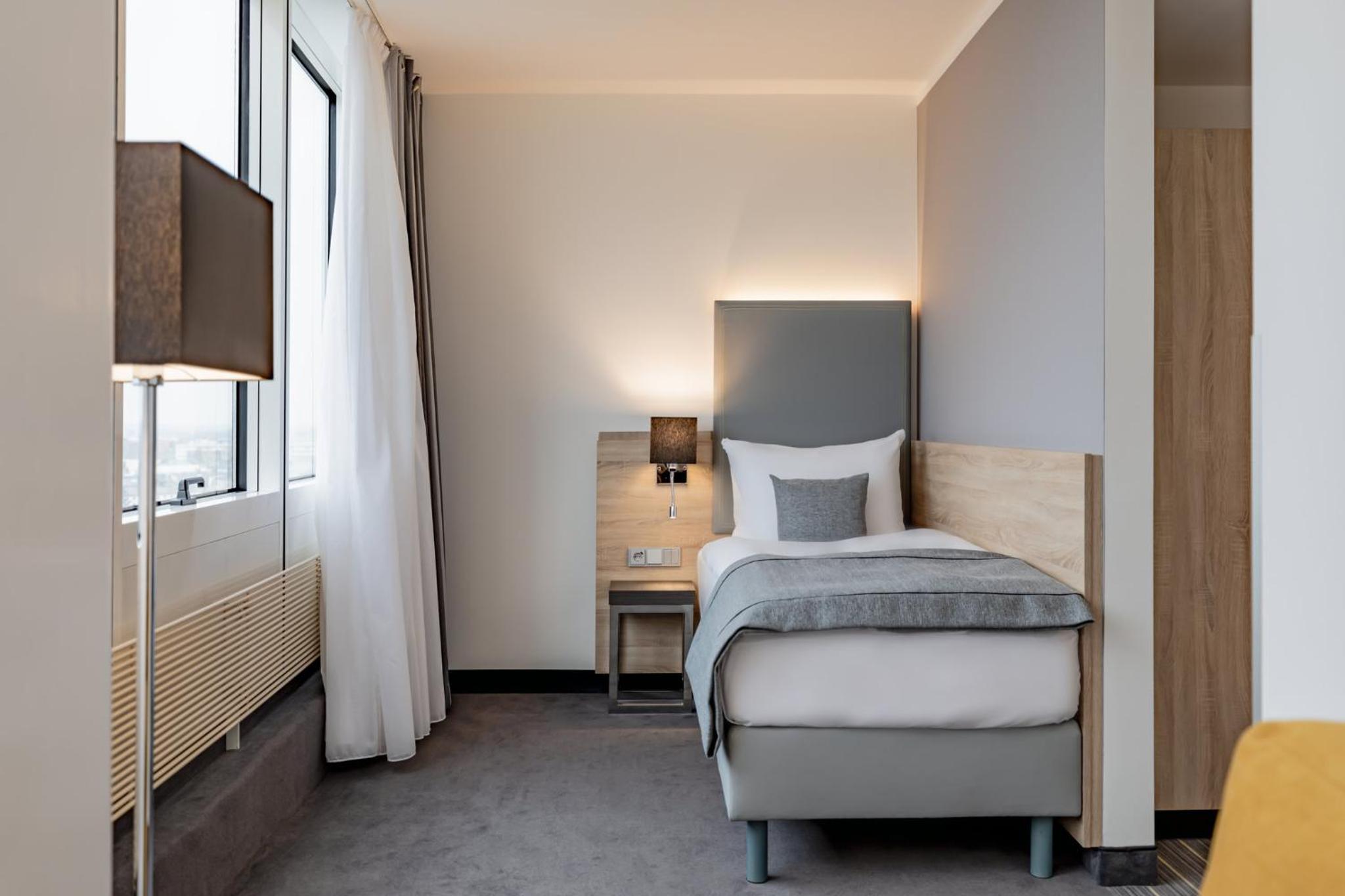 Standard Single Room with Window thumbnail 6