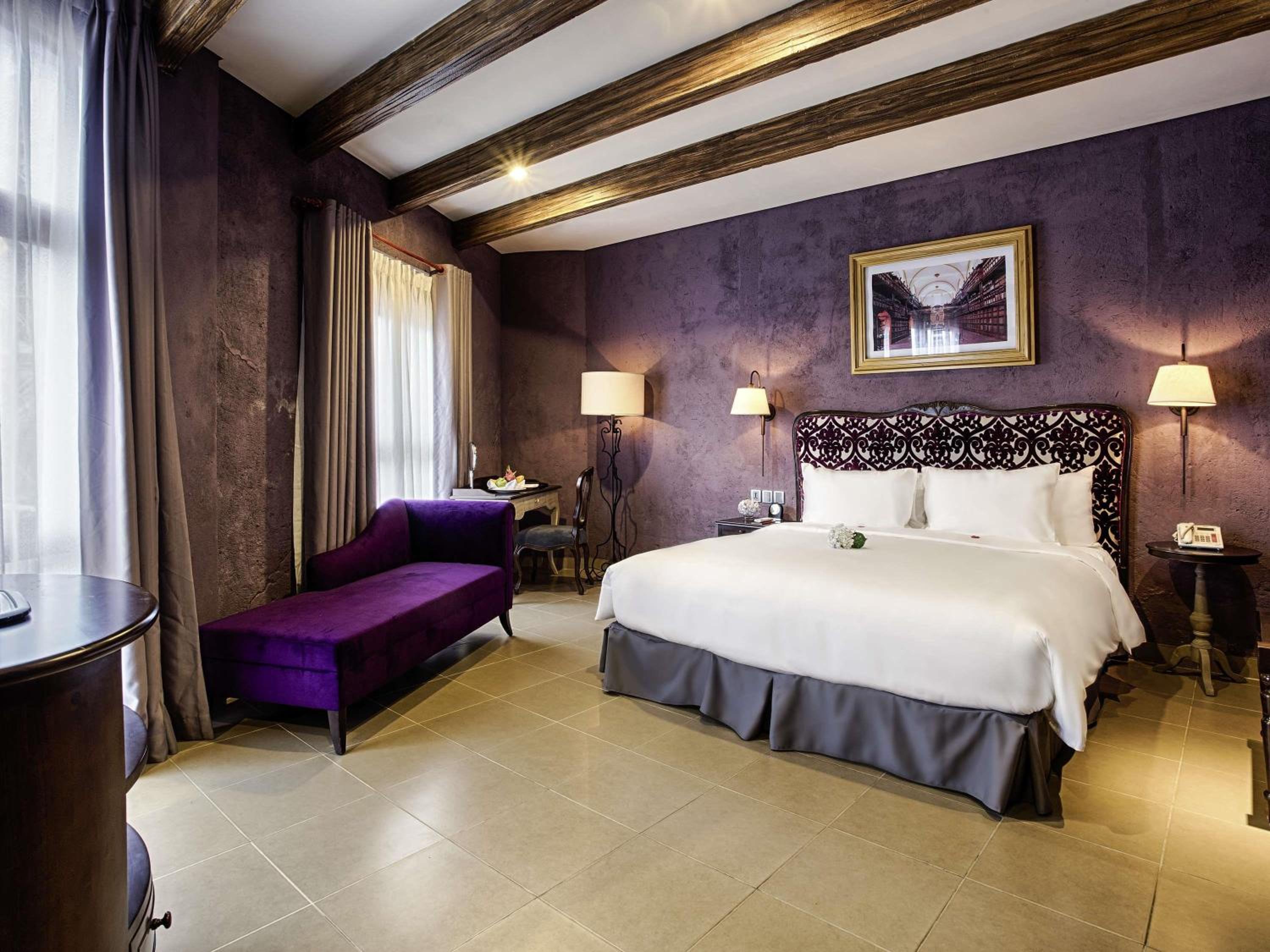 Family Suite with One King Bed and Twin Beds photo 2