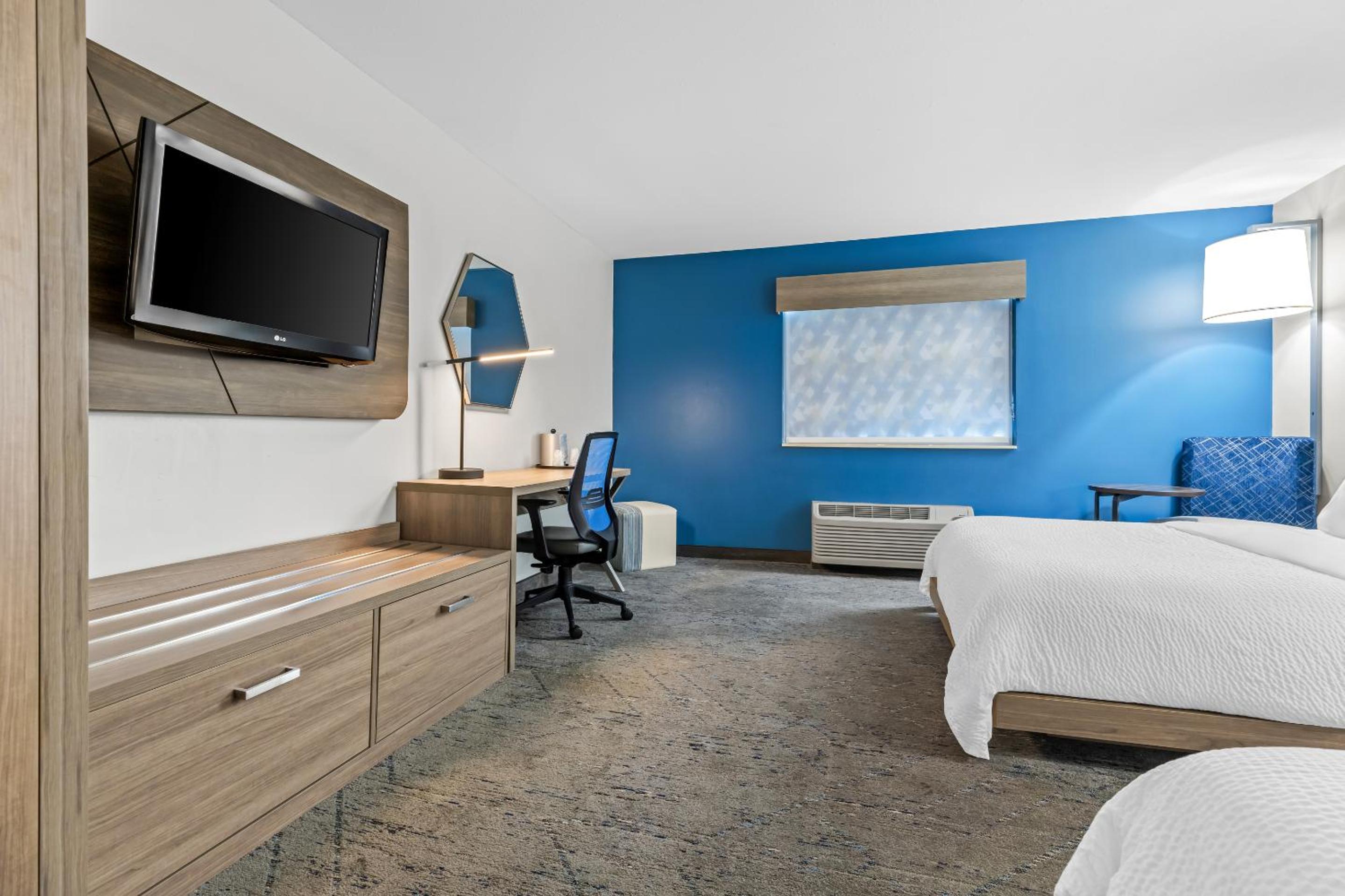 Standard Room with Two Queen Beds - Communications Accessible Tub - Photo 4