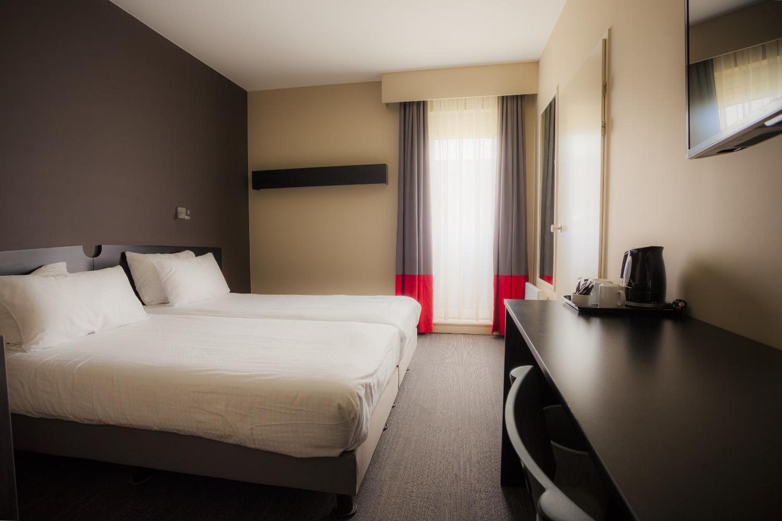 Twin Room - Disability Access photo 2