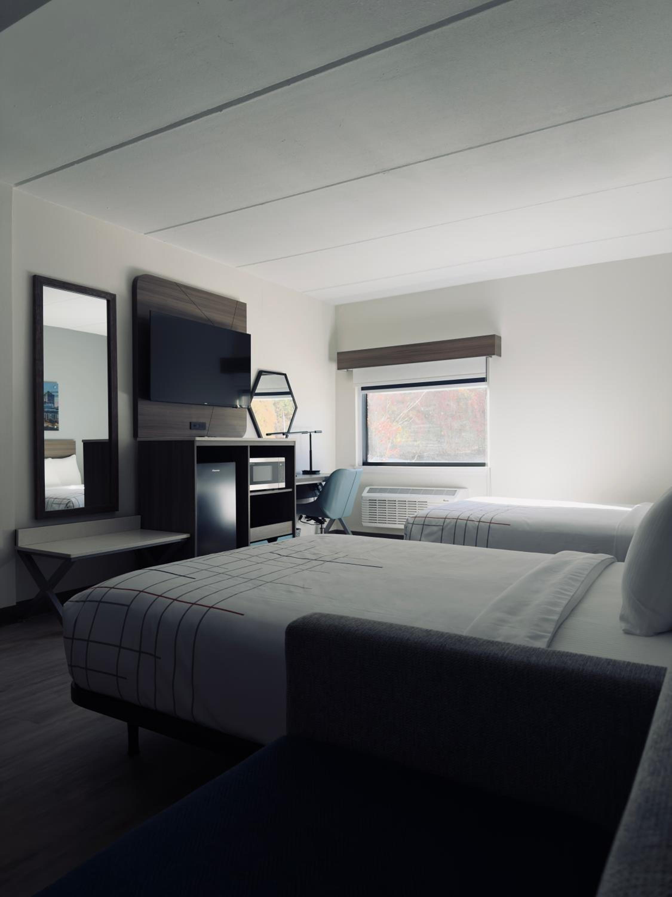 Queen Room with Two Queen Beds and Roll-in Shower - Mobility Accessible/Non-Smoking - Photo 2