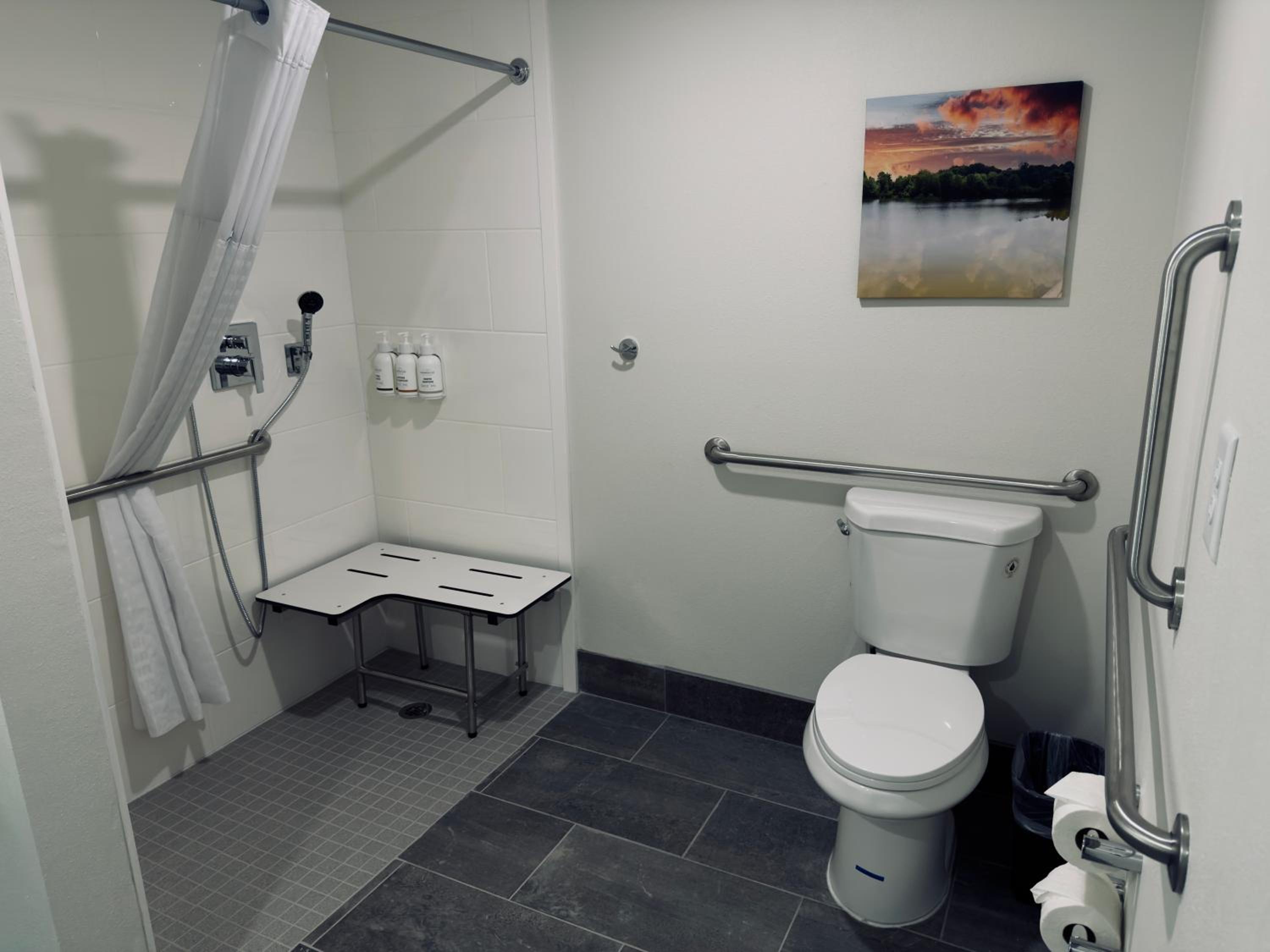 Queen Room with Two Queen Beds and Roll-in Shower - Mobility Accessible/Non-Smoking - Photo 3