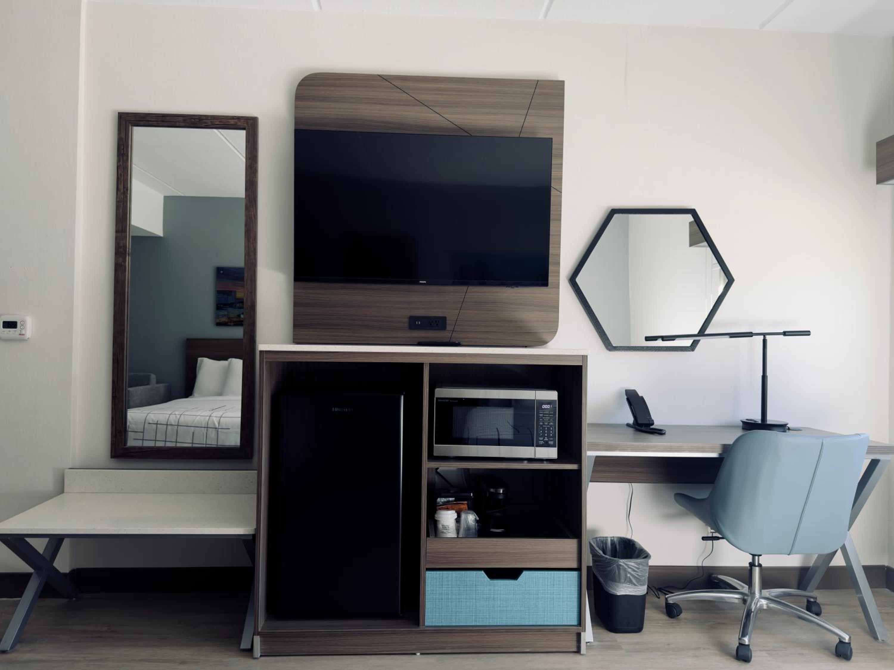 Queen Room with Two Queen Beds and Roll-in Shower - Mobility Accessible/Non-Smoking - Photo 5