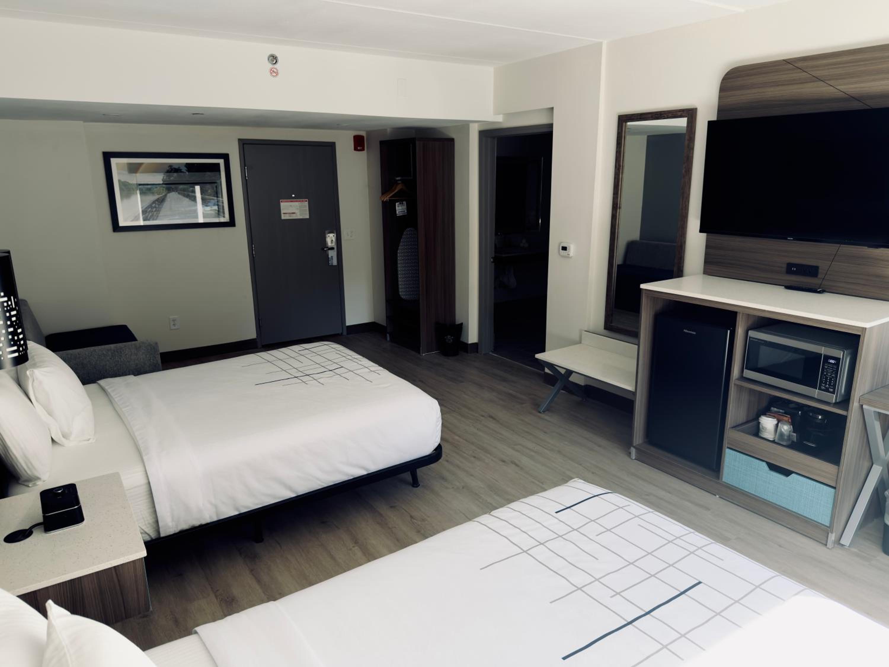 Queen Room with Two Queen Beds and Roll-in Shower - Mobility Accessible/Non-Smoking - Photo 6