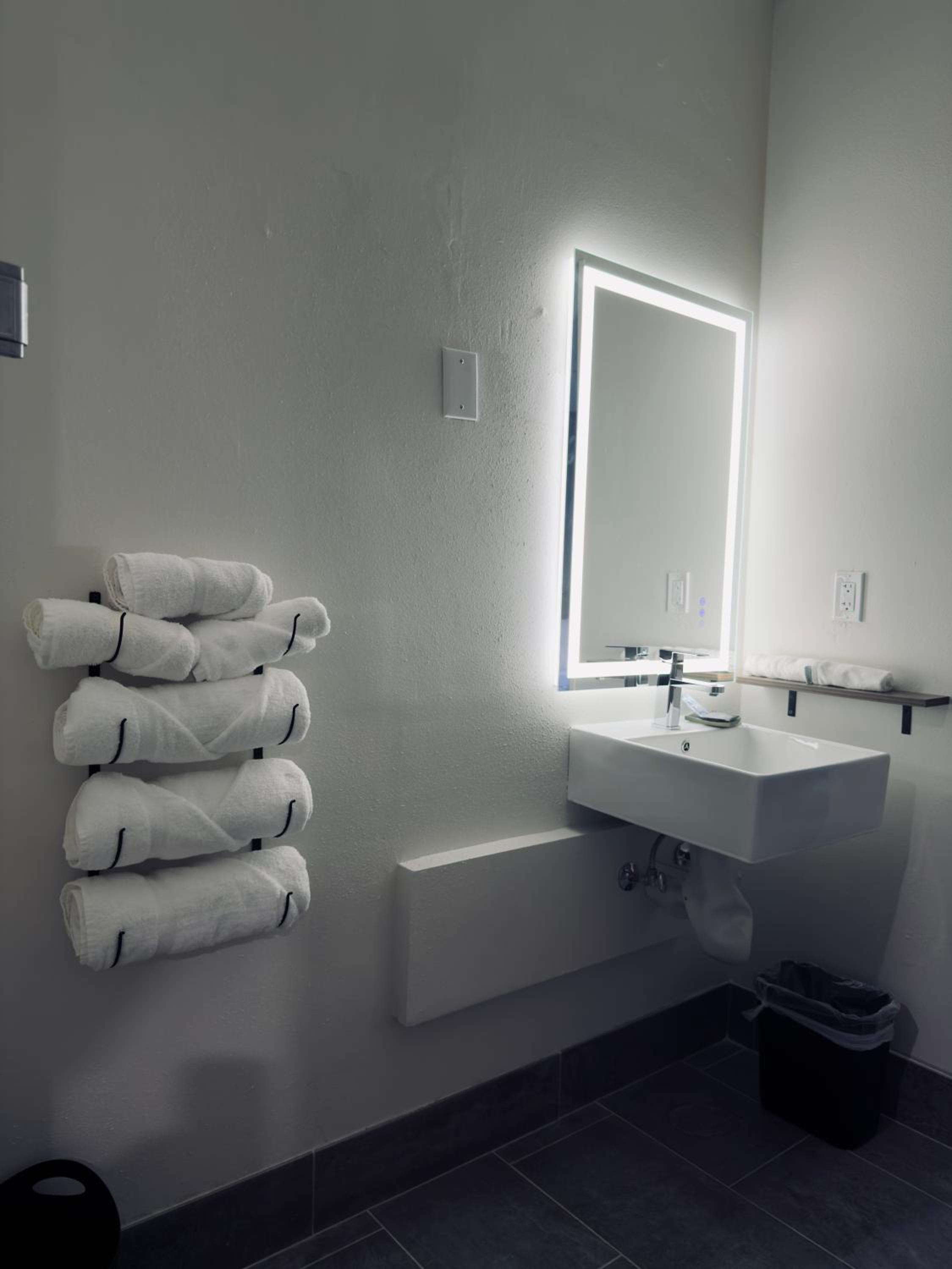 King Room with Bath Tub - Mobility Accessible/Non-Smoking - Photo 1