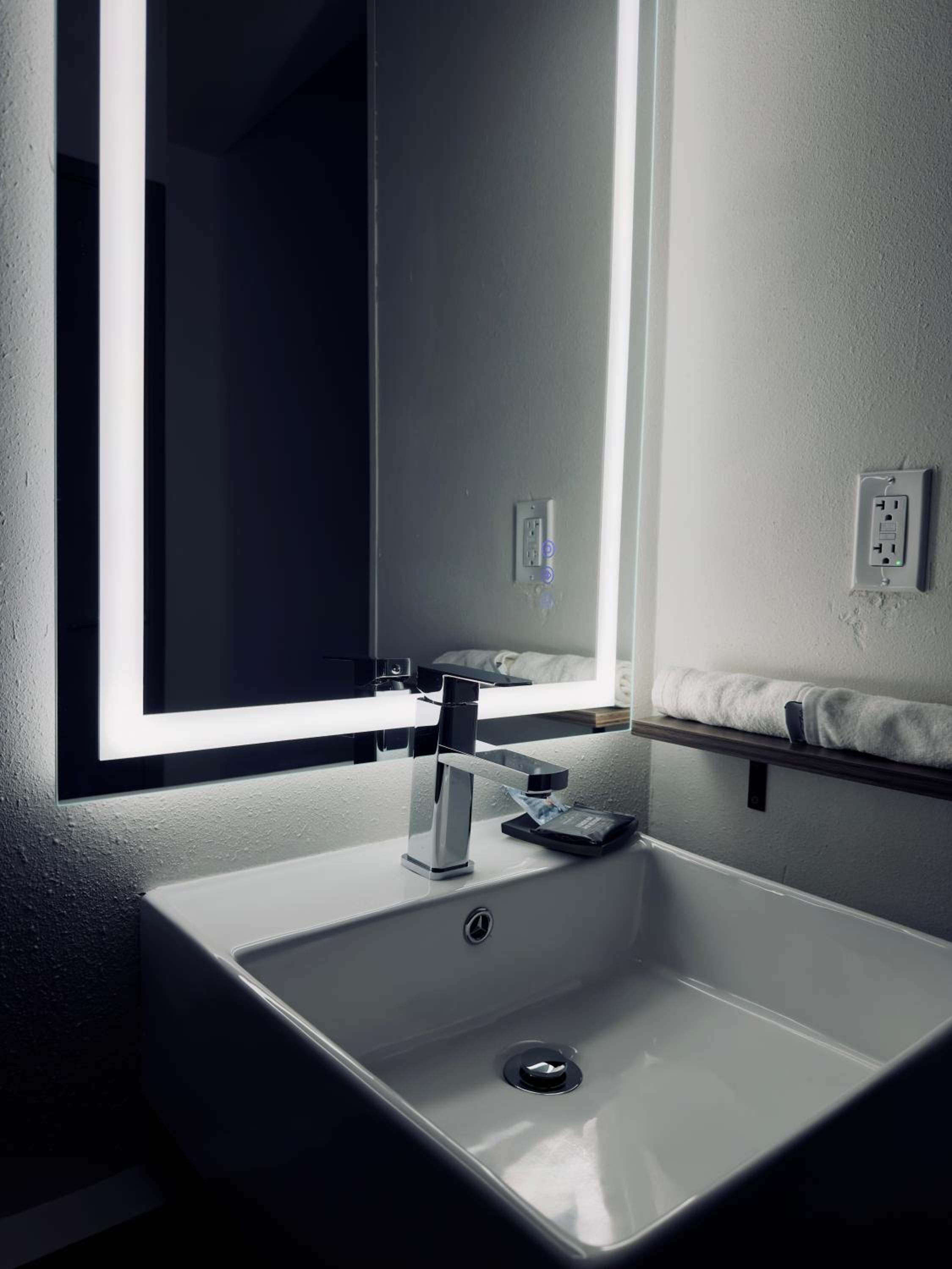King Room with Bath Tub - Mobility Accessible/Non-Smoking - Photo 4