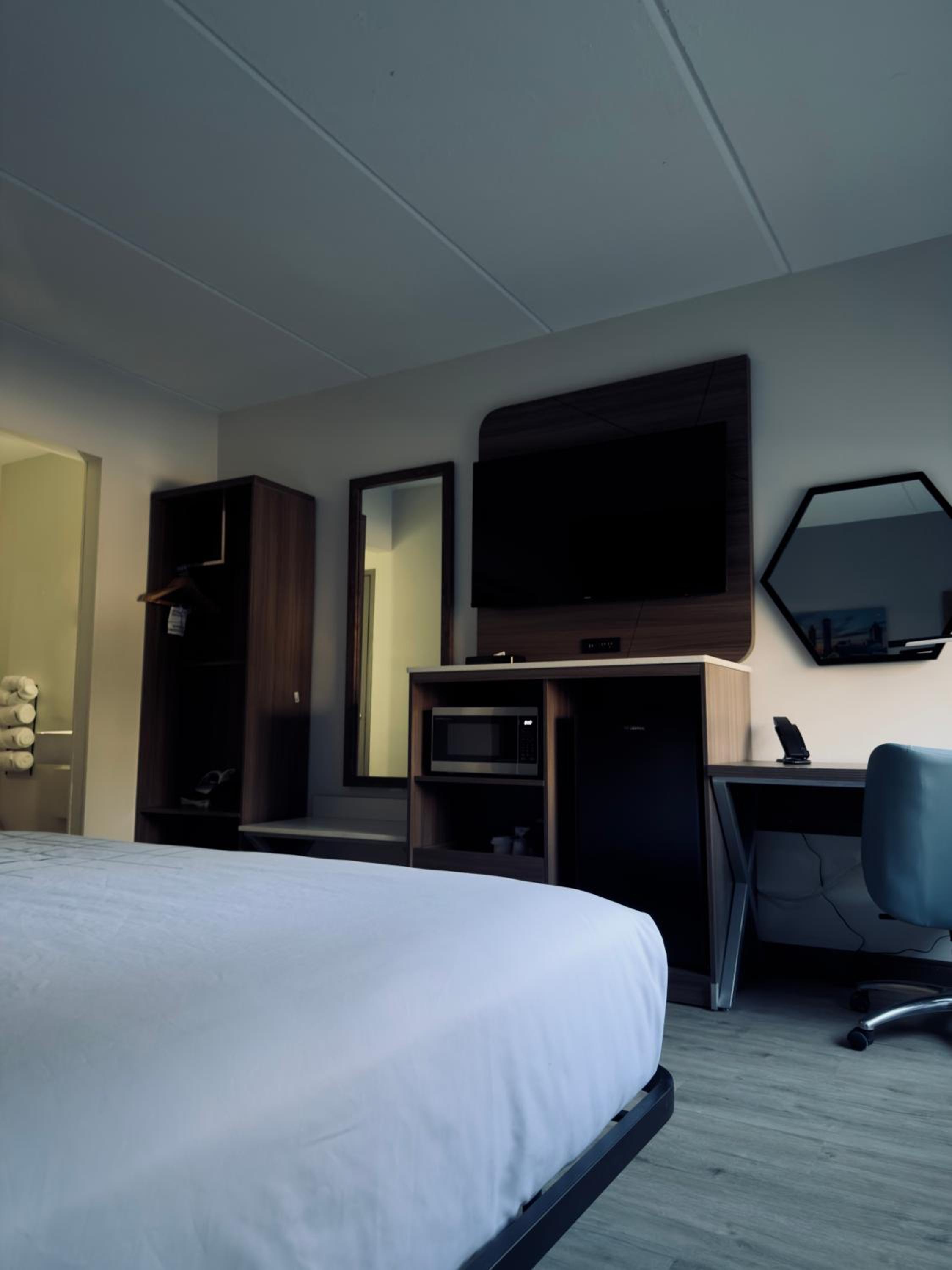 King Room with Bath Tub - Mobility Accessible/Non-Smoking - Photo 2