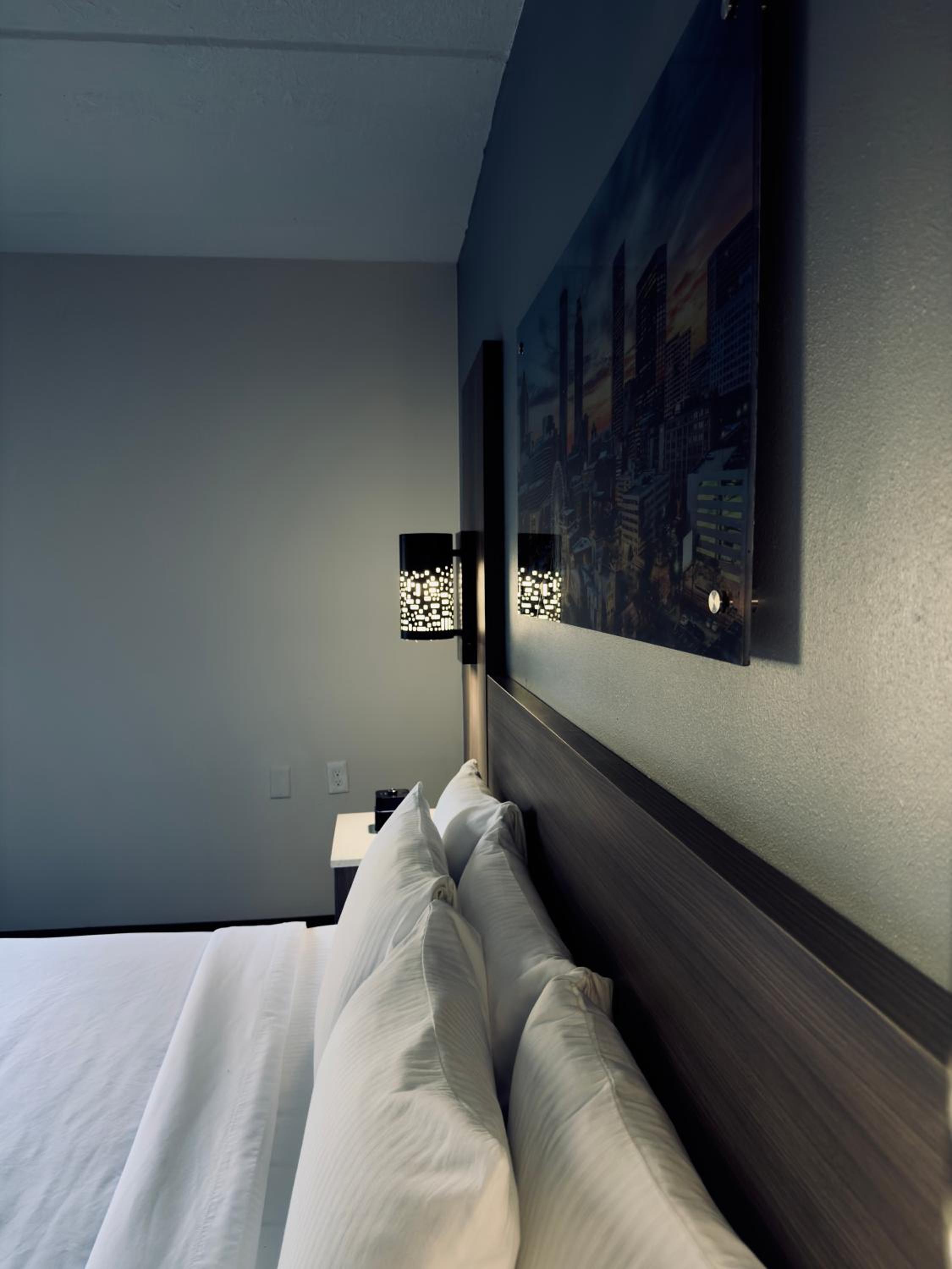 King Room with Bath Tub - Mobility Accessible/Non-Smoking - Photo 3