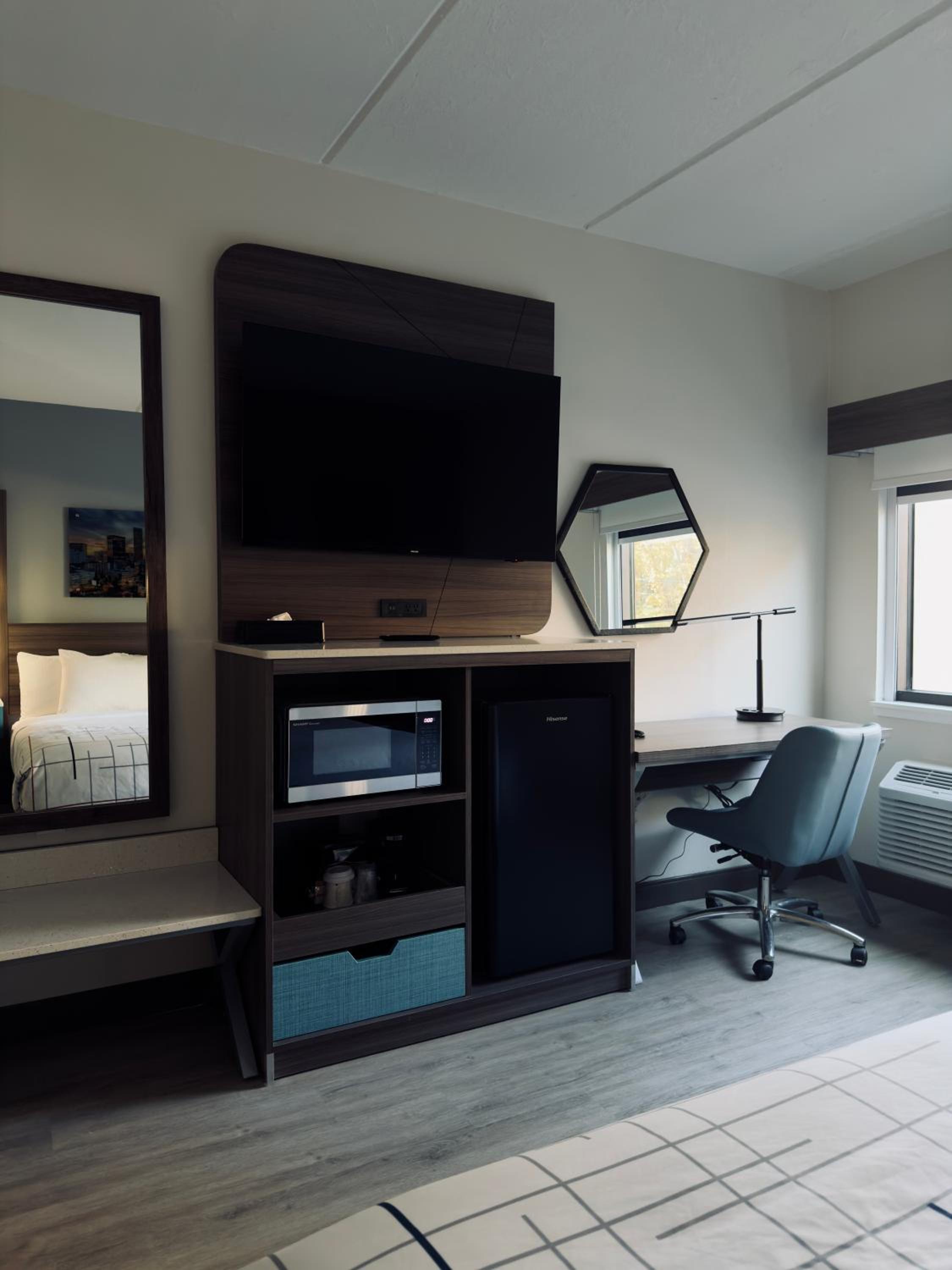 King Room with Bath Tub - Mobility Accessible/Non-Smoking - Photo 5