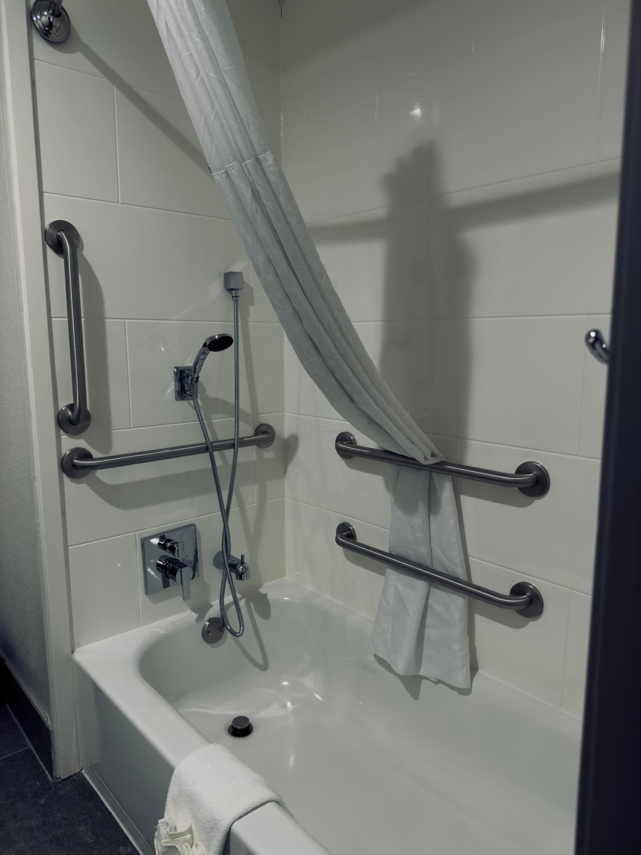 King Room with Bath Tub - Mobility Accessible/Non-Smoking - Photo 6