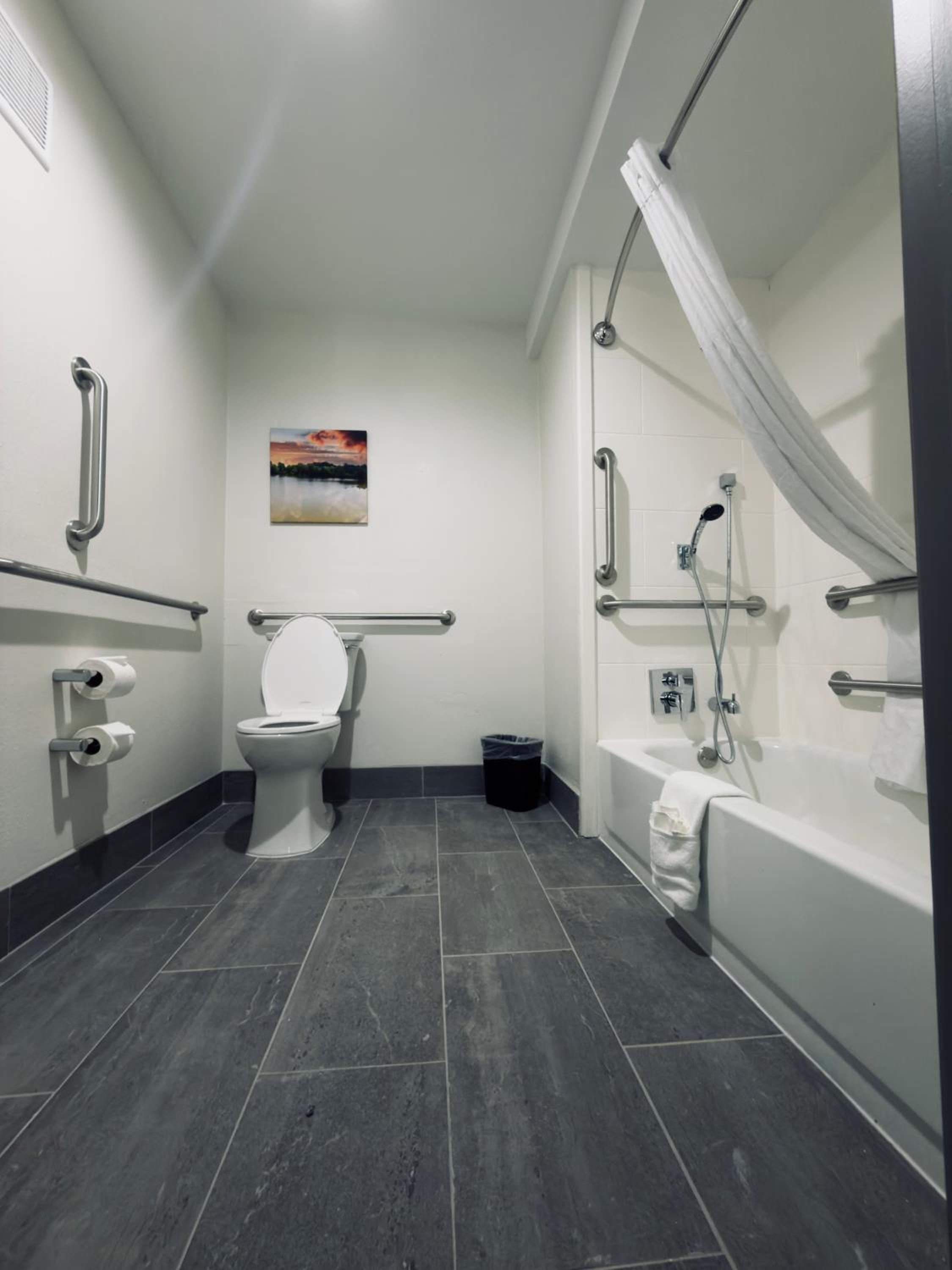King Room with Bath Tub - Mobility Accessible/Non-Smoking - Photo 7